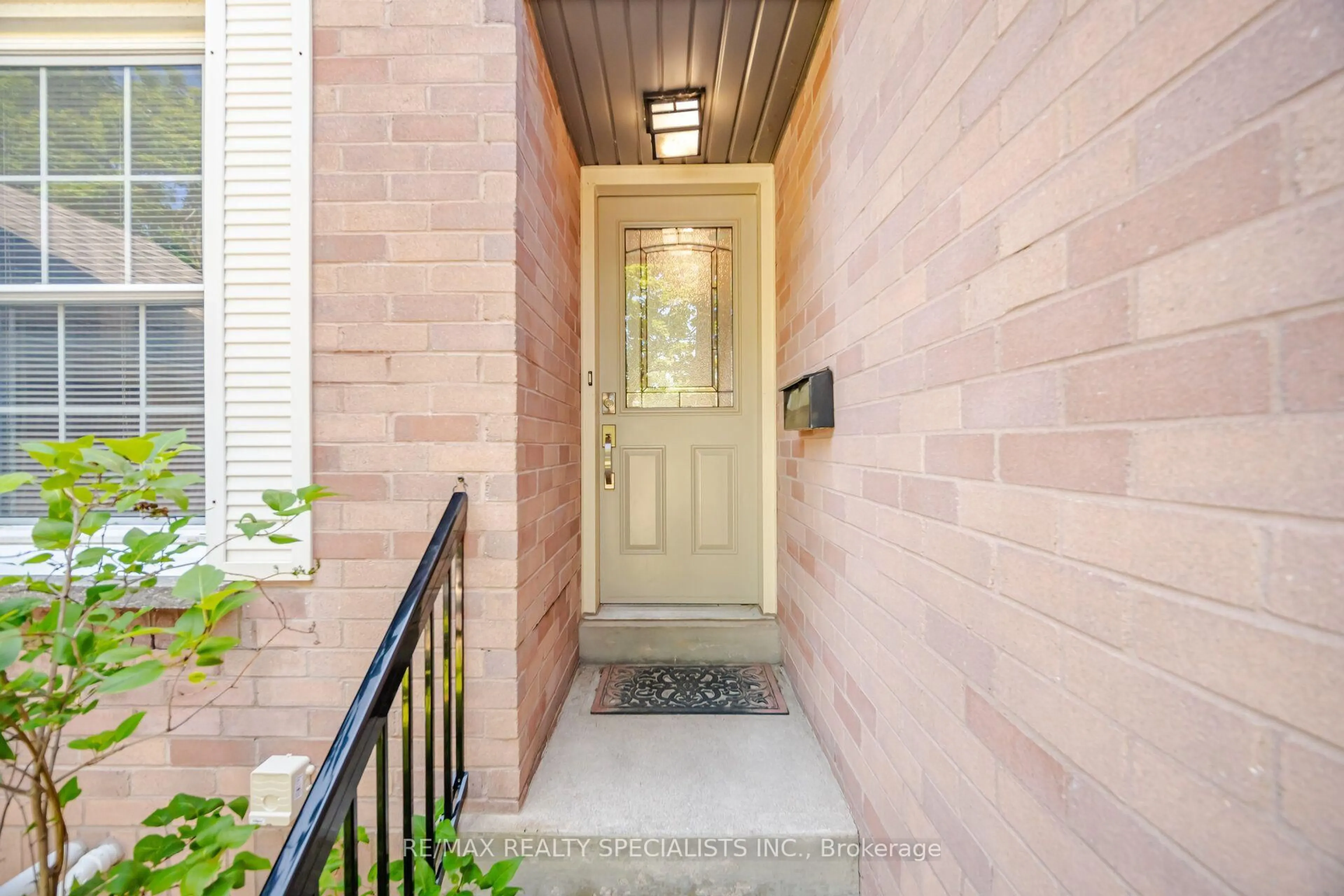 Indoor entryway for 2935 Headon Forest Dr #17, Burlington Ontario L7M 3Z7