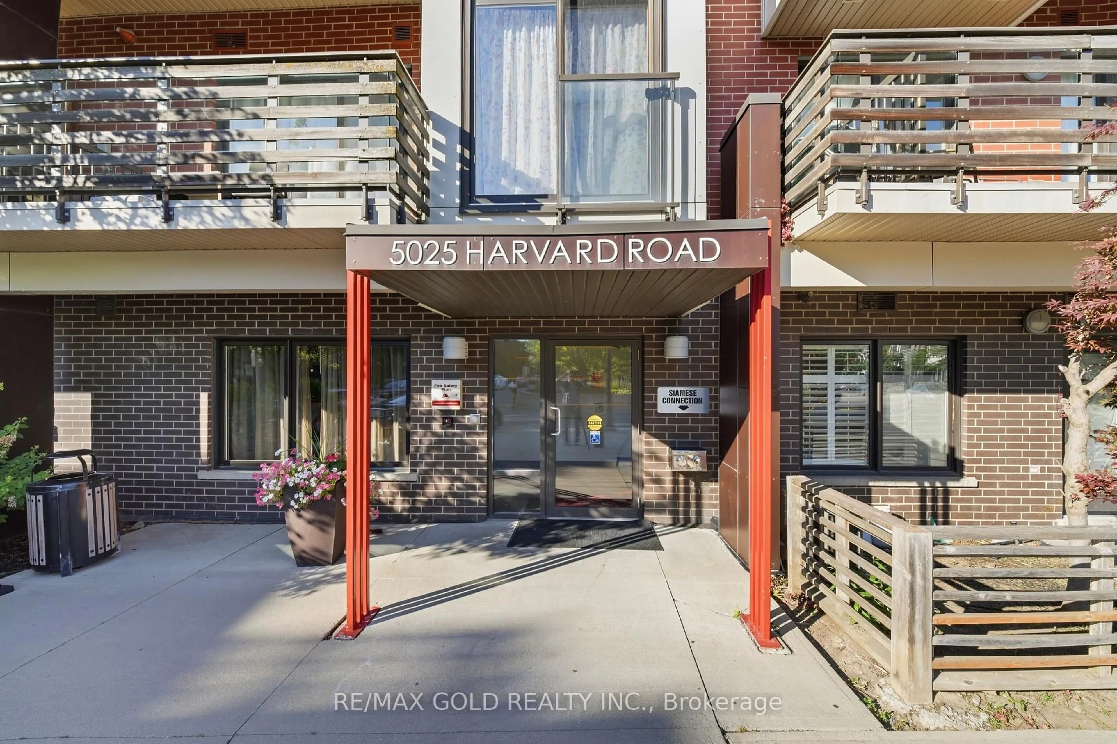 Indoor foyer for 5025 Harvard Rd #211, Mississauga Ontario L5M 0W6