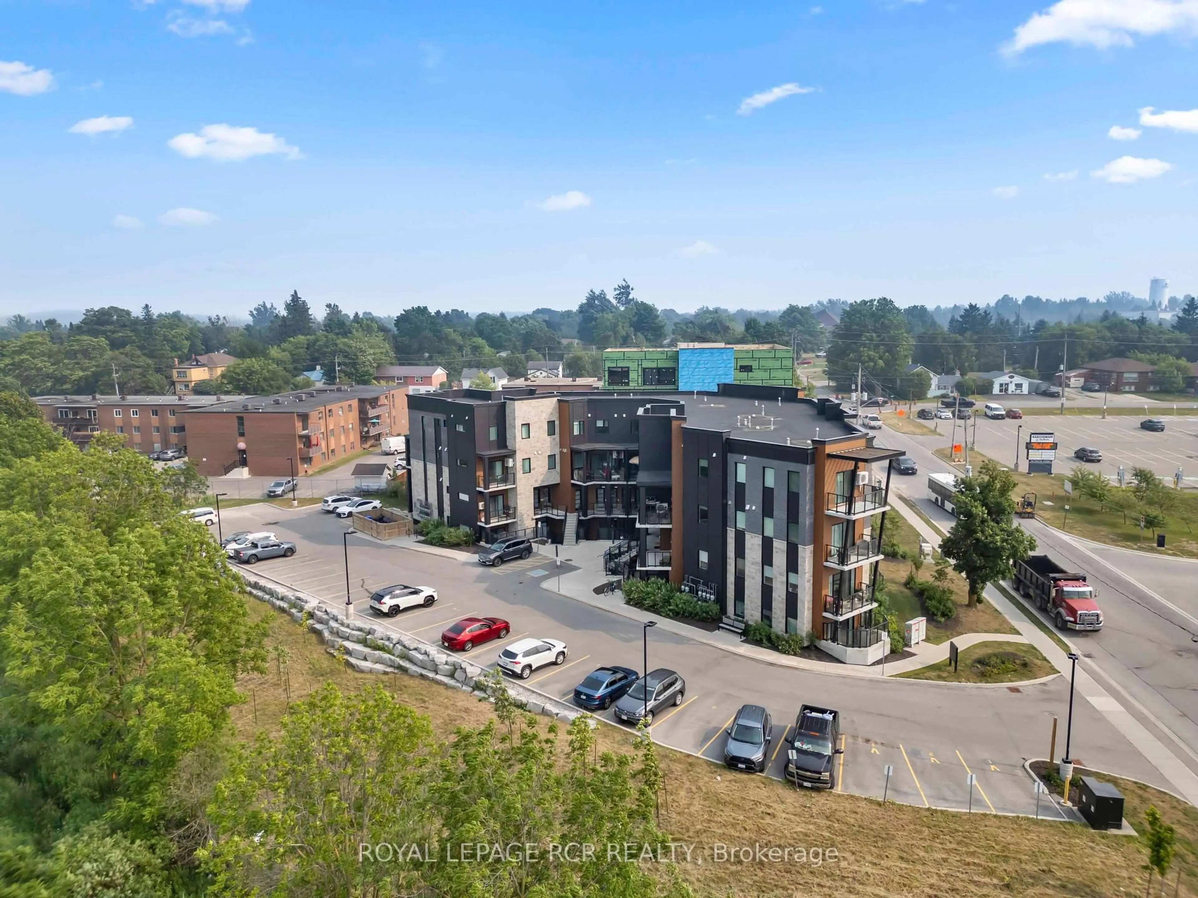 A pic from outside/outdoor area/front of a property/back of a property/a pic from drone, unknown for 17 Centre St #102, Orangeville Ontario L9W 7S6