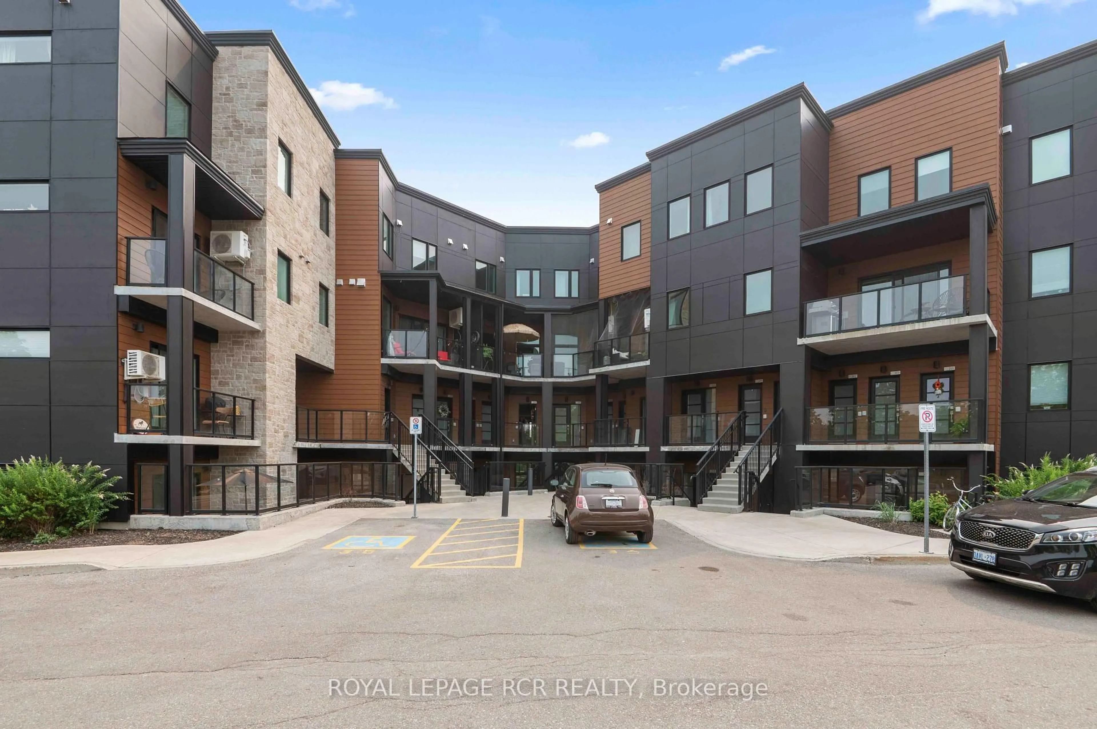 Patio, unknown for 17 Centre St #102, Orangeville Ontario L9W 7S6
