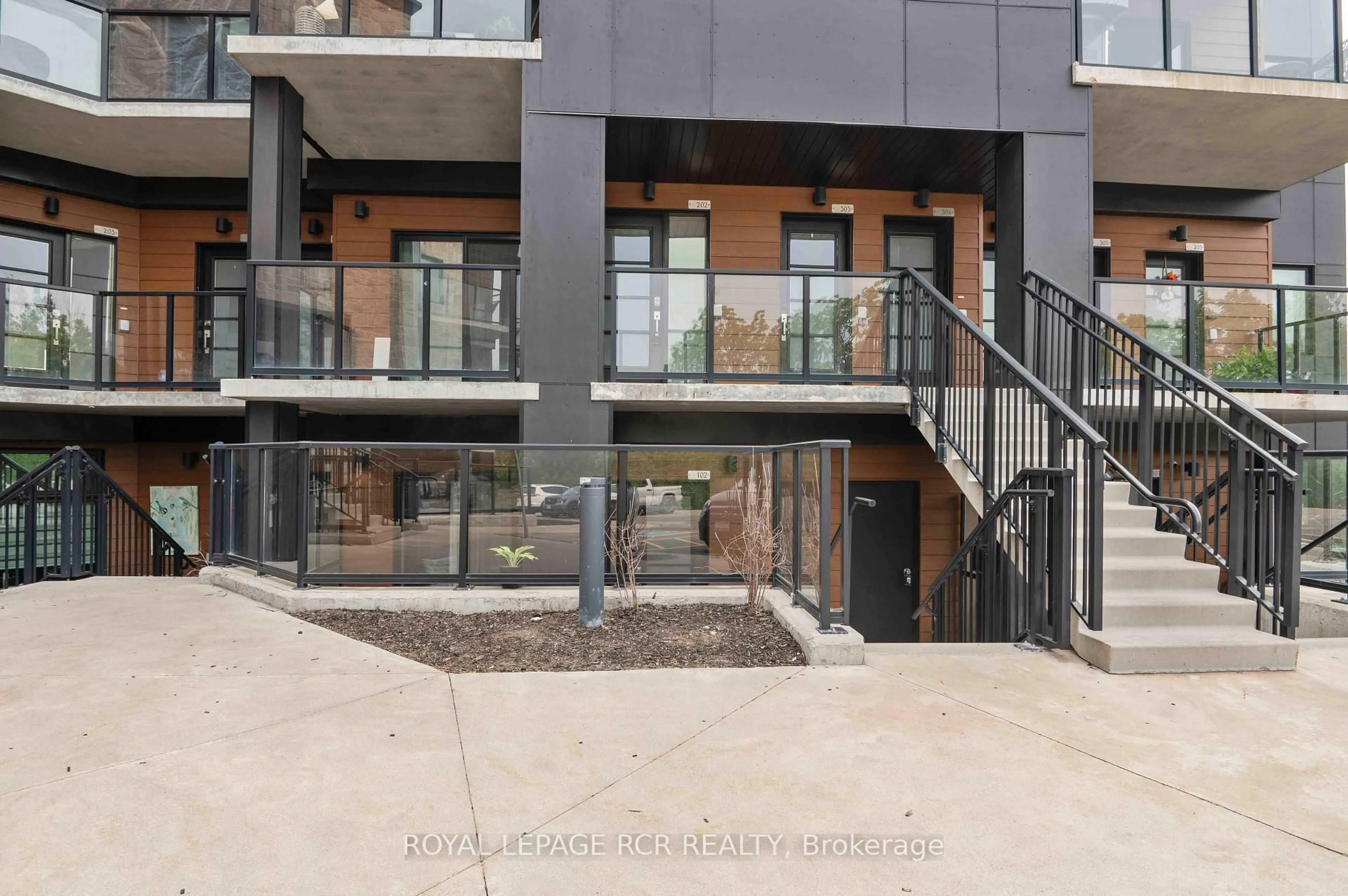 Patio, unknown for 17 Centre St #102, Orangeville Ontario L9W 7S6