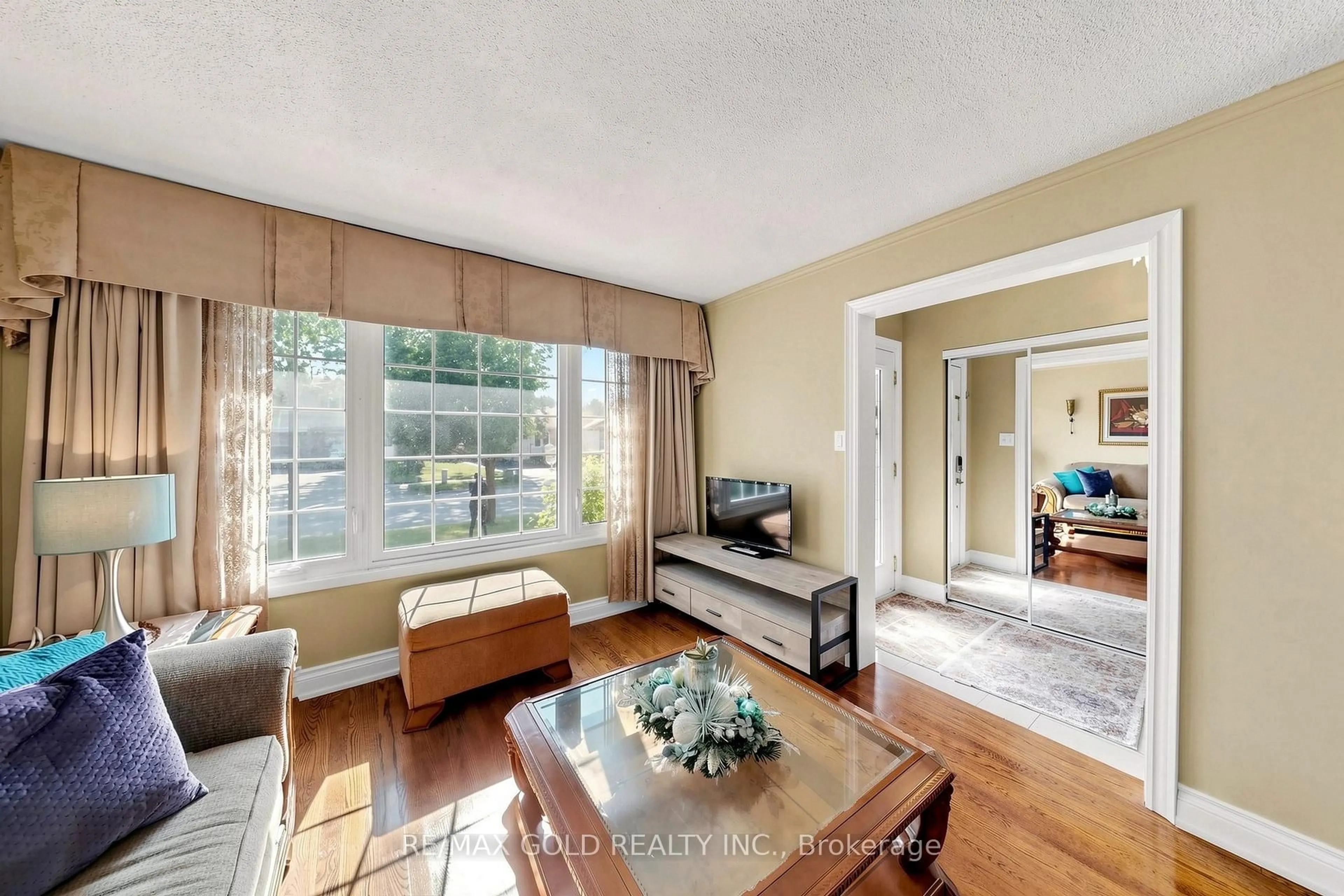 Living room with furniture, unknown for 76 Charters Rd, Brampton Ontario L6V 2S5