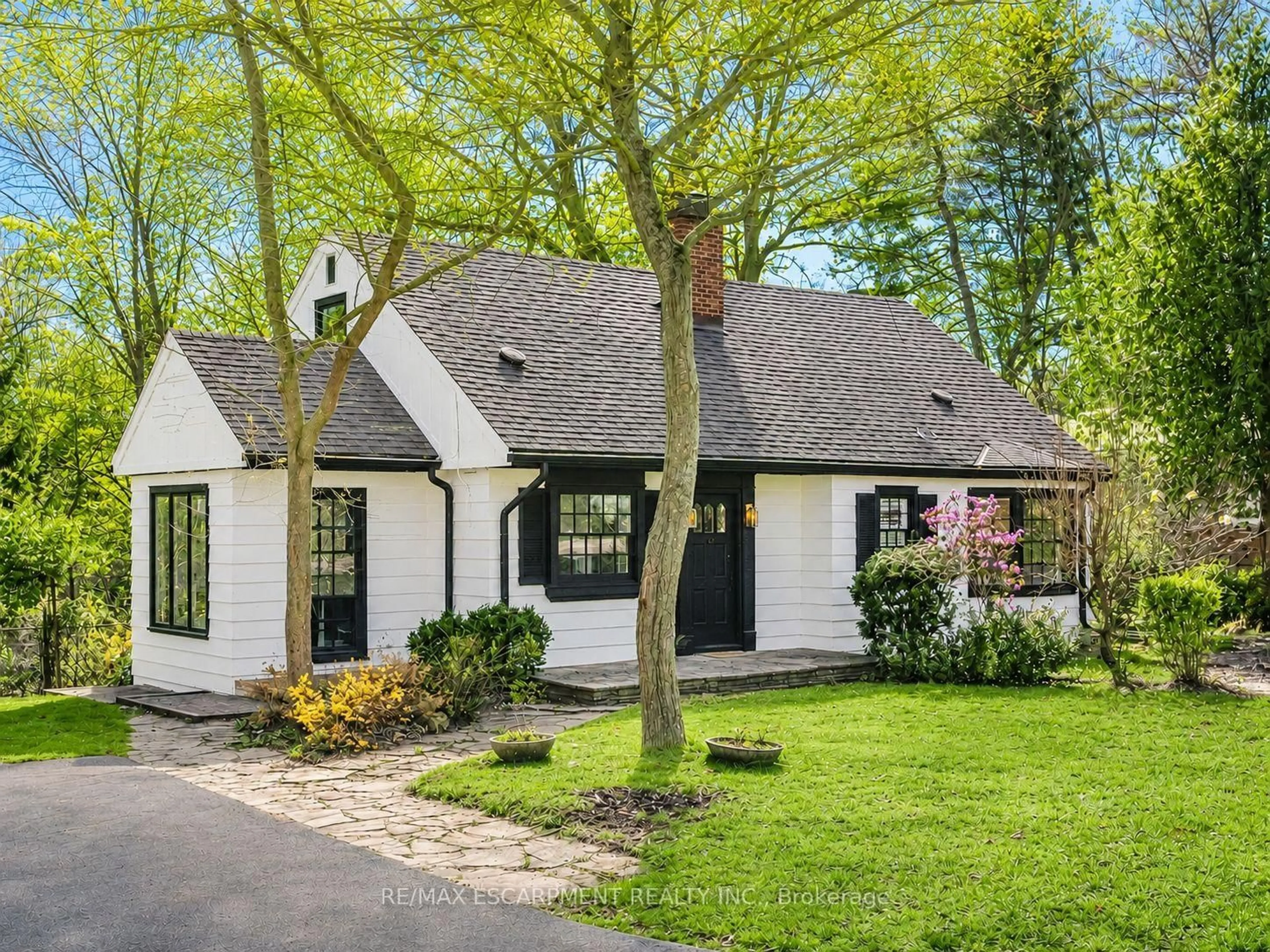 Home with vinyl exterior material, street for 804 Shadeland Ave, Burlington Ontario L7T 2M1