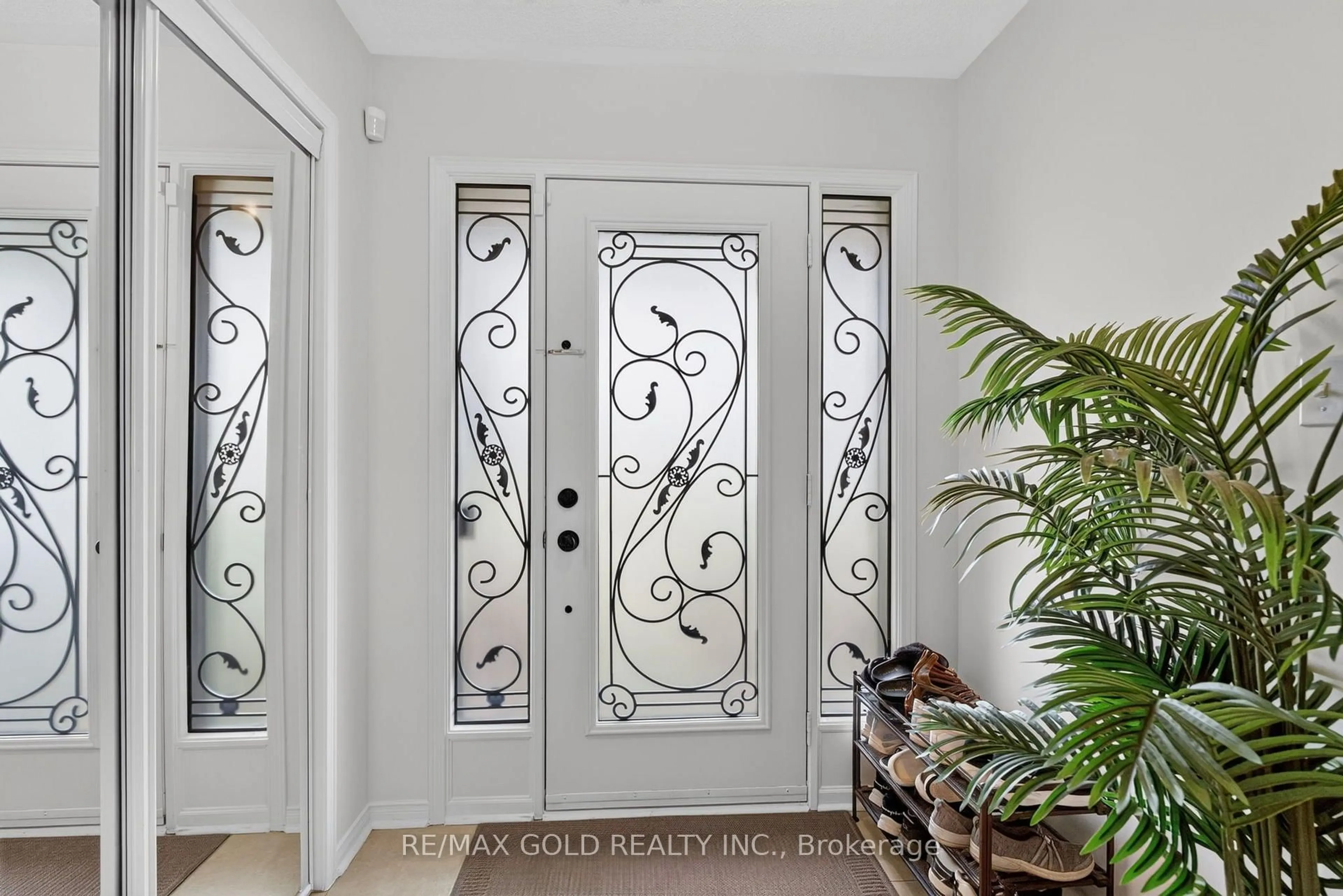 Indoor entryway for 71 Spicebush Terr, Brampton Ontario L6X 0J5
