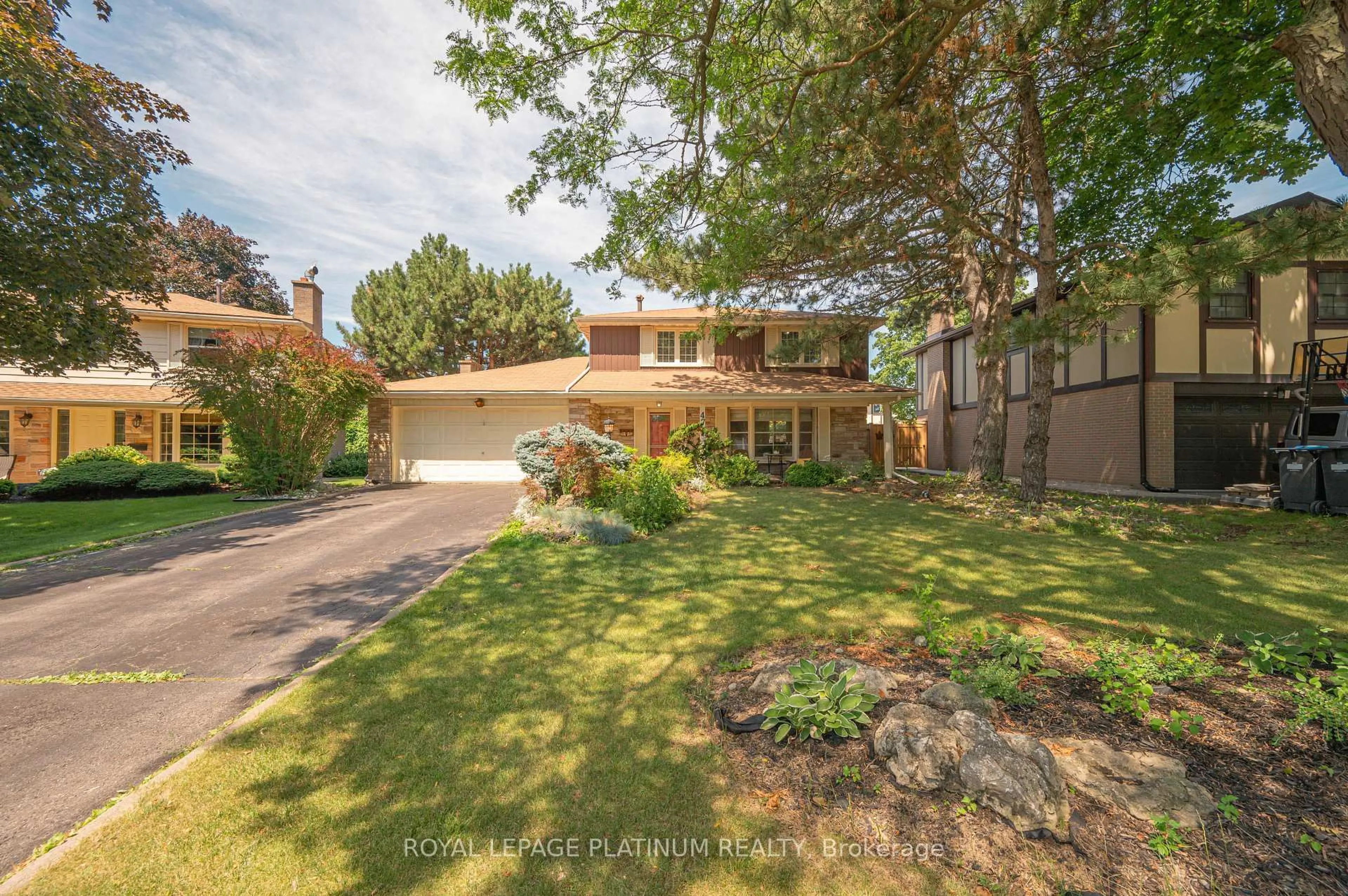 A pic from outside/outdoor area/front of a property/back of a property/a pic from drone, street for 47 PARKVIEW Pl, Brampton Ontario L6W 2G2
