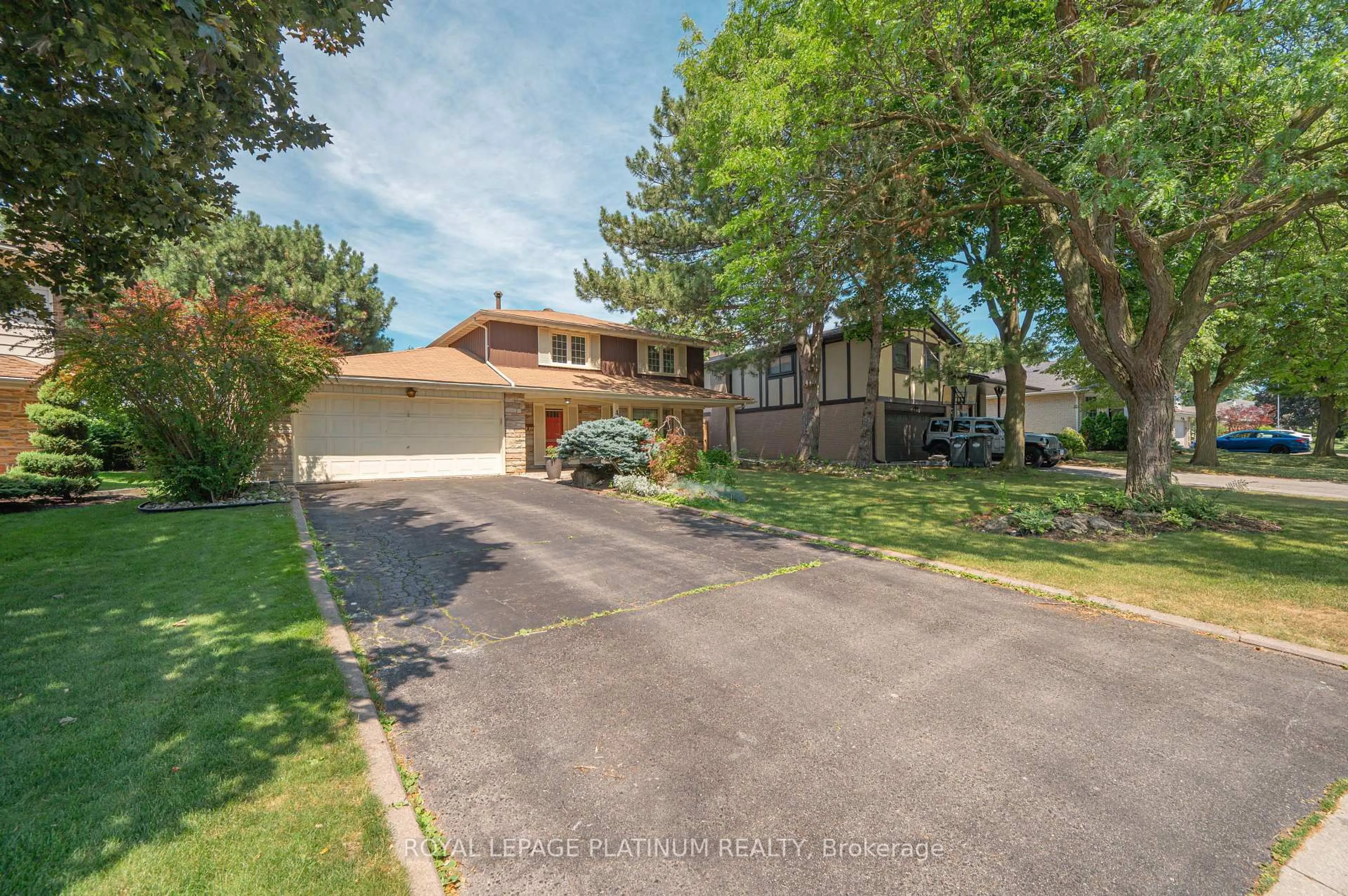 A pic from outside/outdoor area/front of a property/back of a property/a pic from drone, street for 47 PARKVIEW Pl, Brampton Ontario L6W 2G2