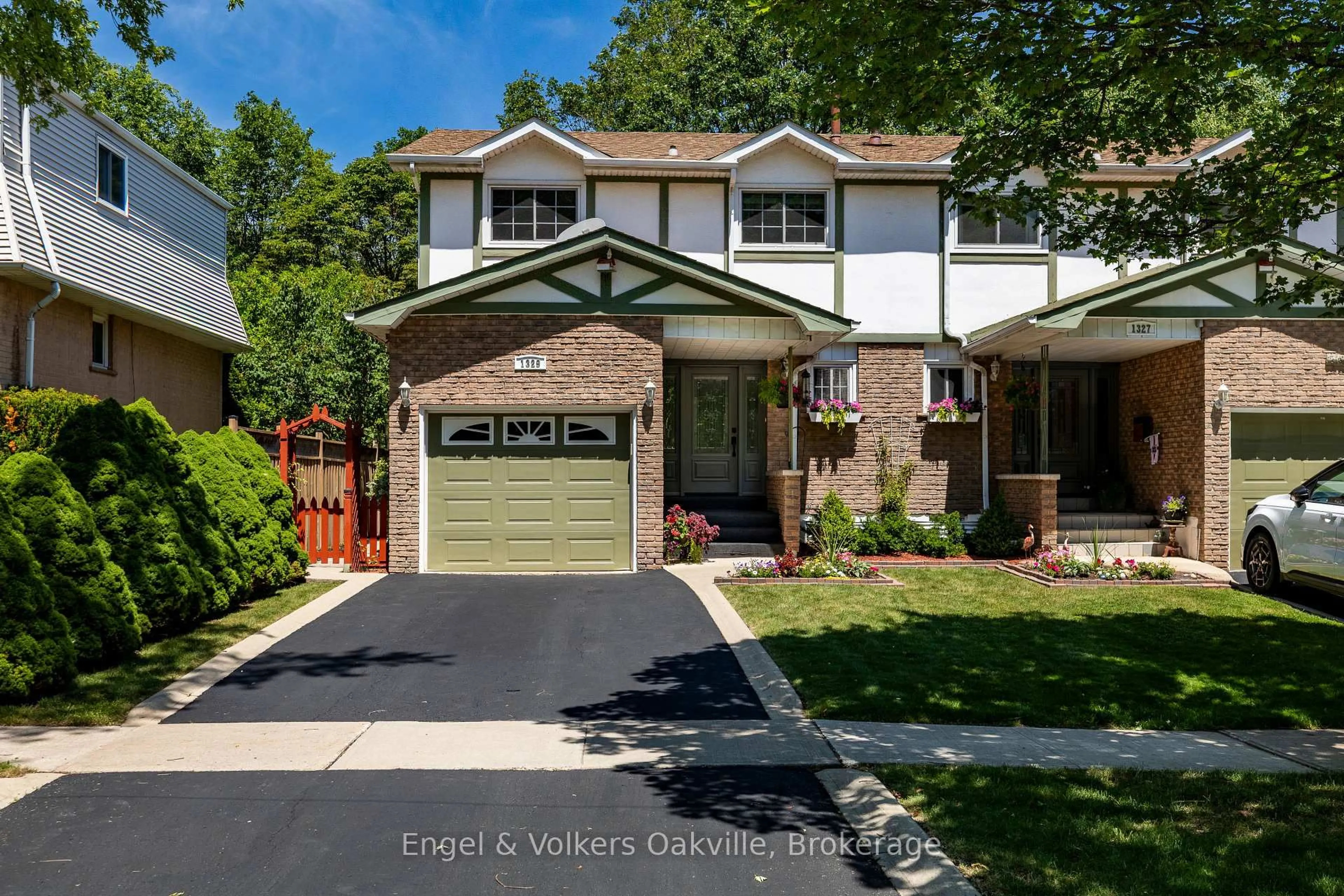 Home with brick exterior material, street for 1329 White Oaks Blvd, Oakville Ontario L6H 2N7