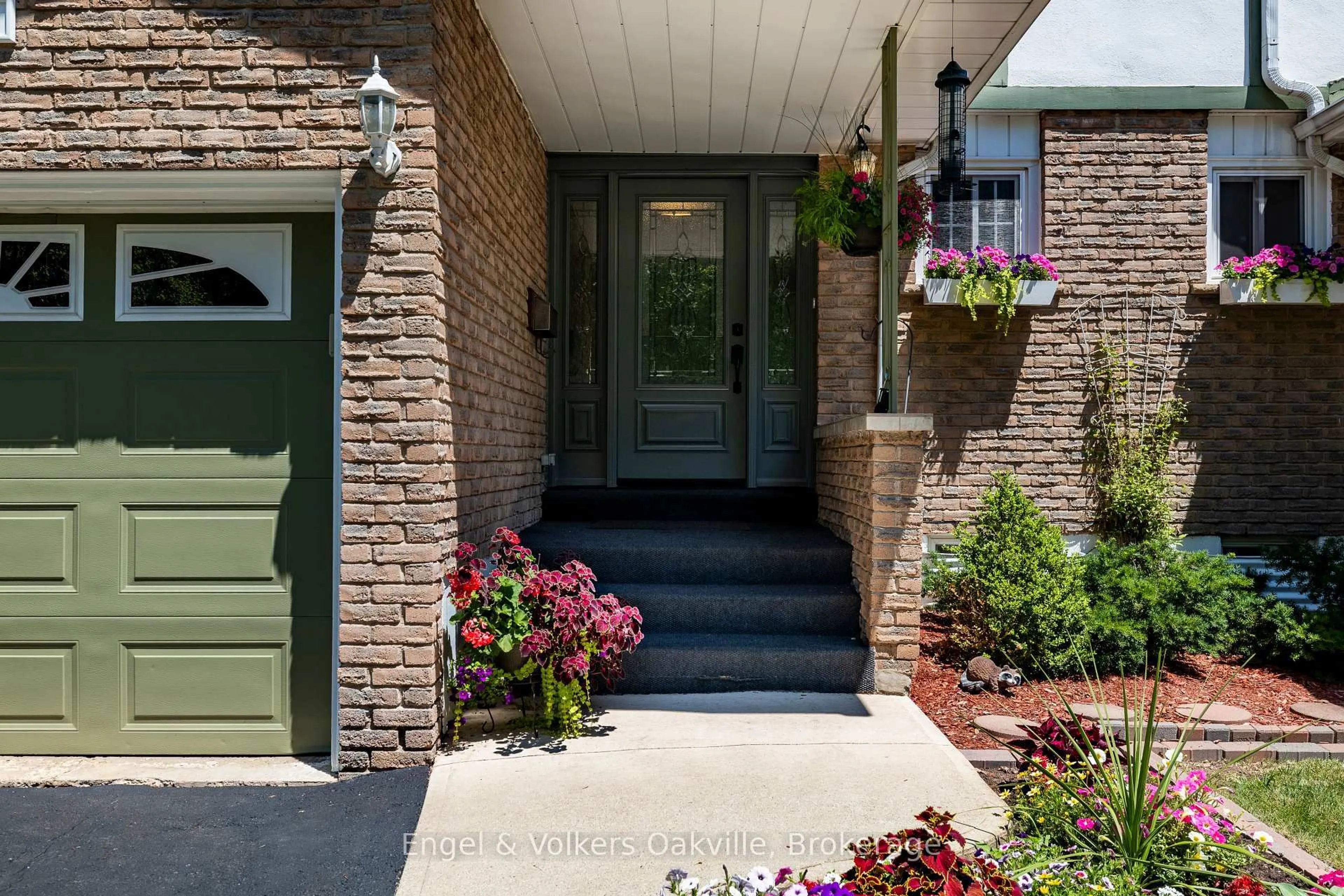 Indoor entryway for 1329 White Oaks Blvd, Oakville Ontario L6H 2N7