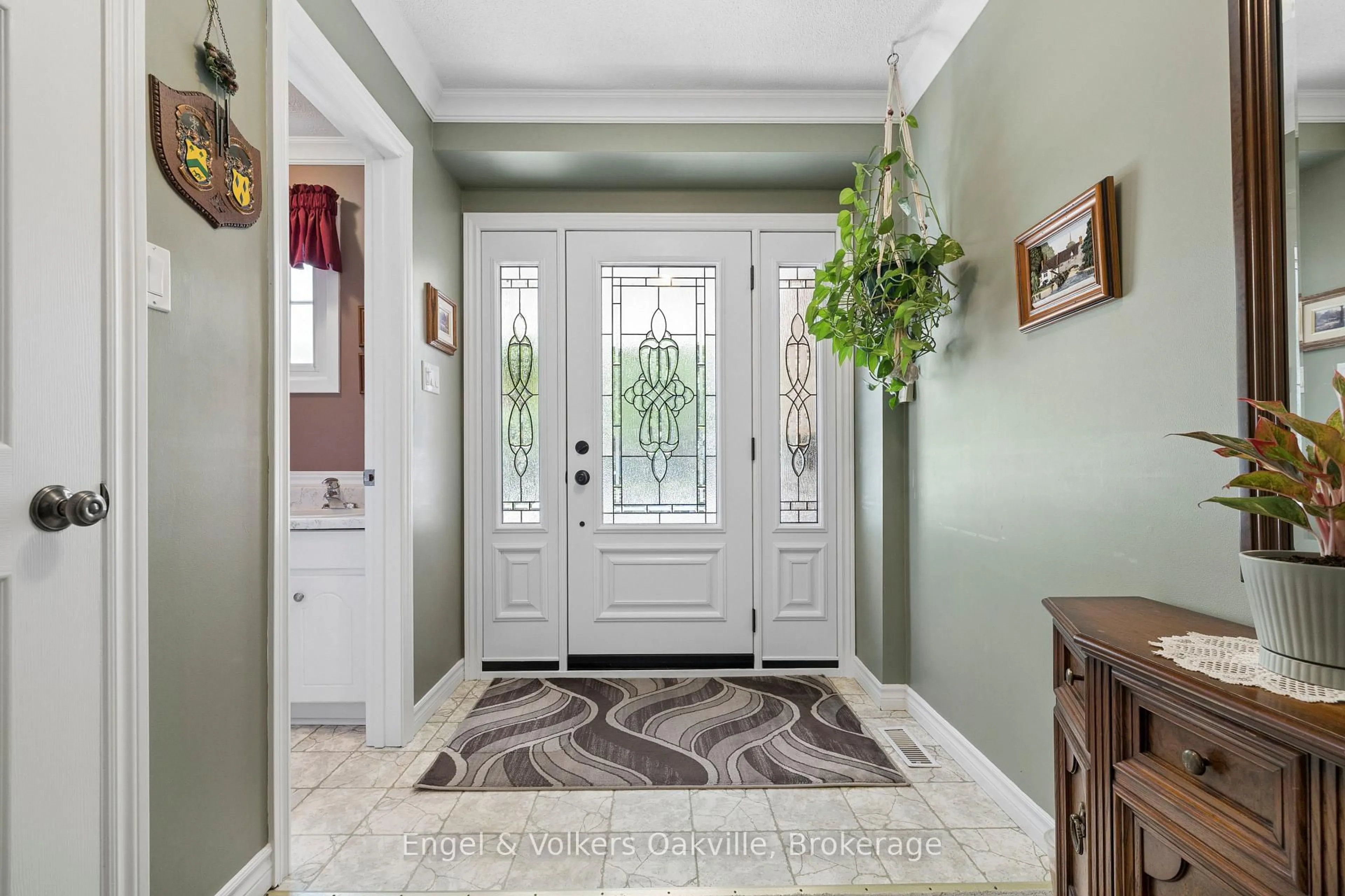 Indoor entryway for 1329 White Oaks Blvd, Oakville Ontario L6H 2N7