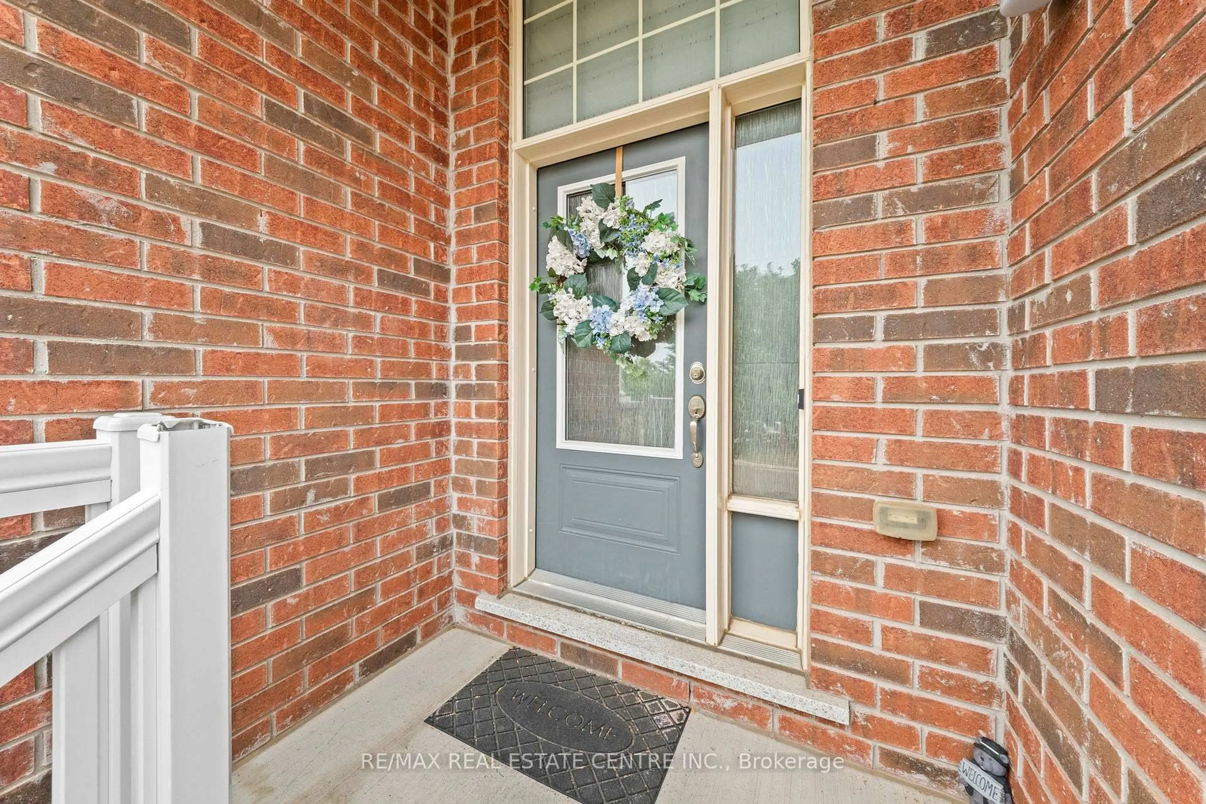 Indoor entryway for 34 Aspen Hills Rd, Brampton Ontario L6Y 0H7