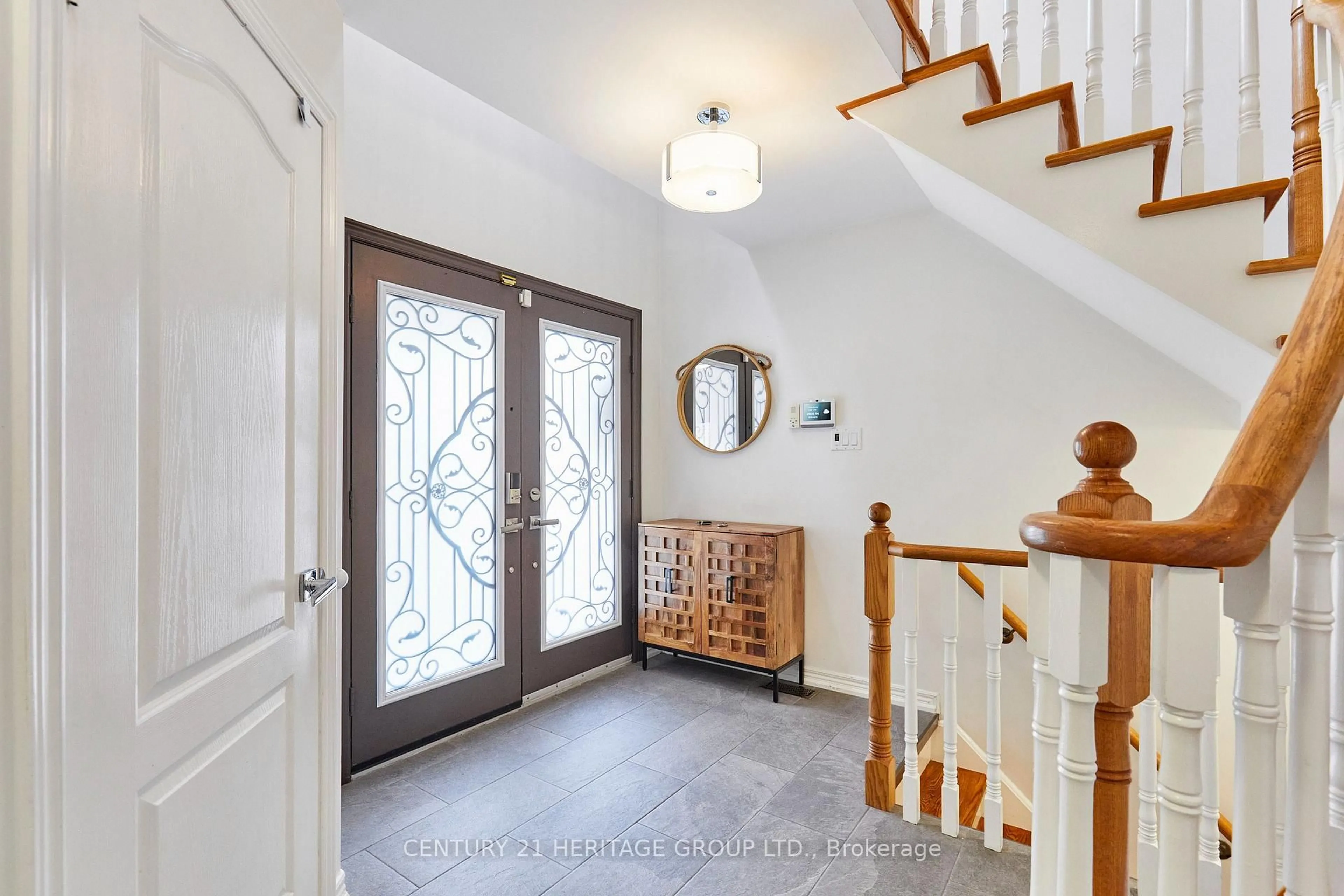 Indoor entryway for 17 Shangrila Terr, Caledon Ontario L7E 2N2