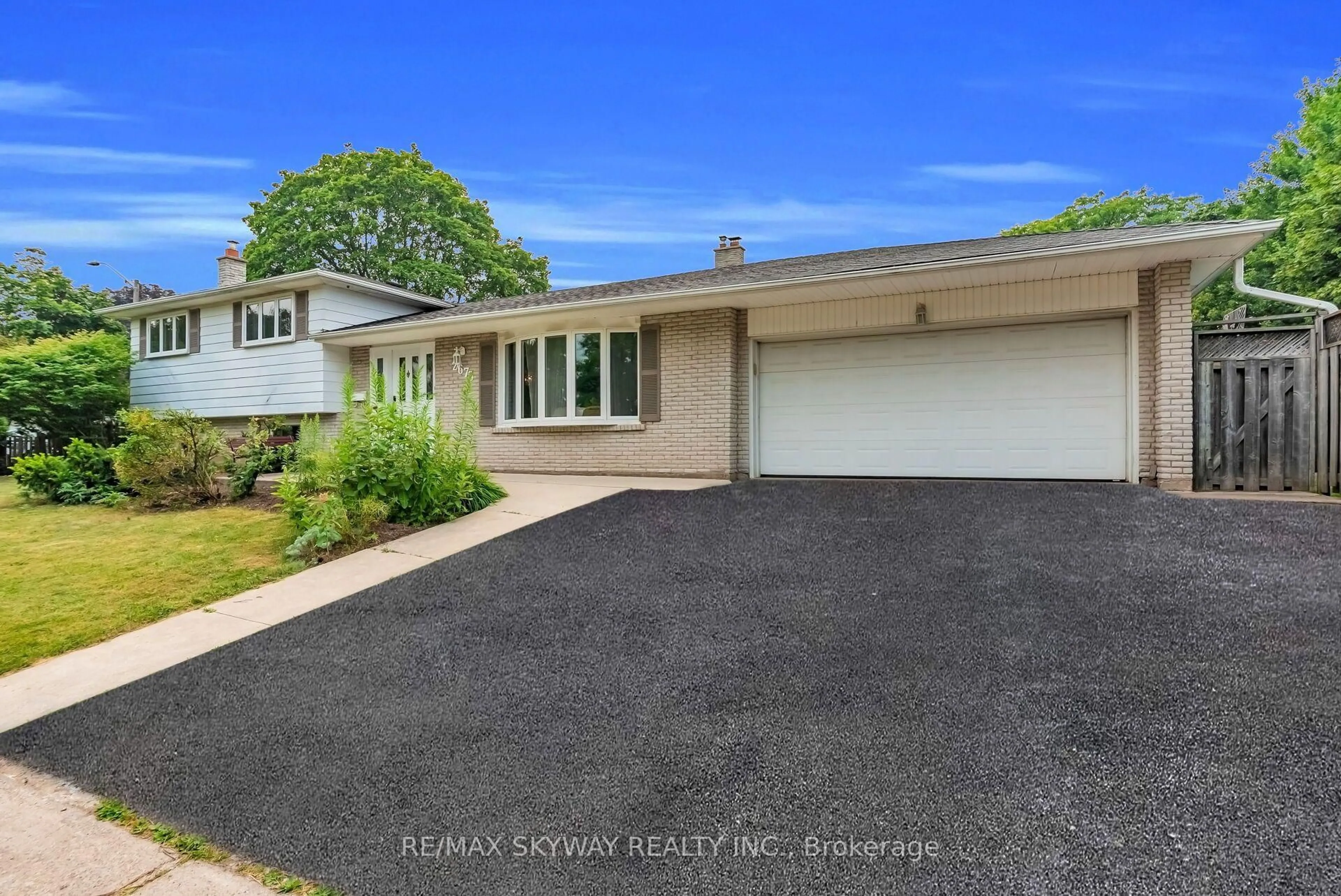 A pic from outside/outdoor area/front of a property/back of a property/a pic from drone, street for 2673 Thorn Lodge Dr, Mississauga Ontario L5K 1L1