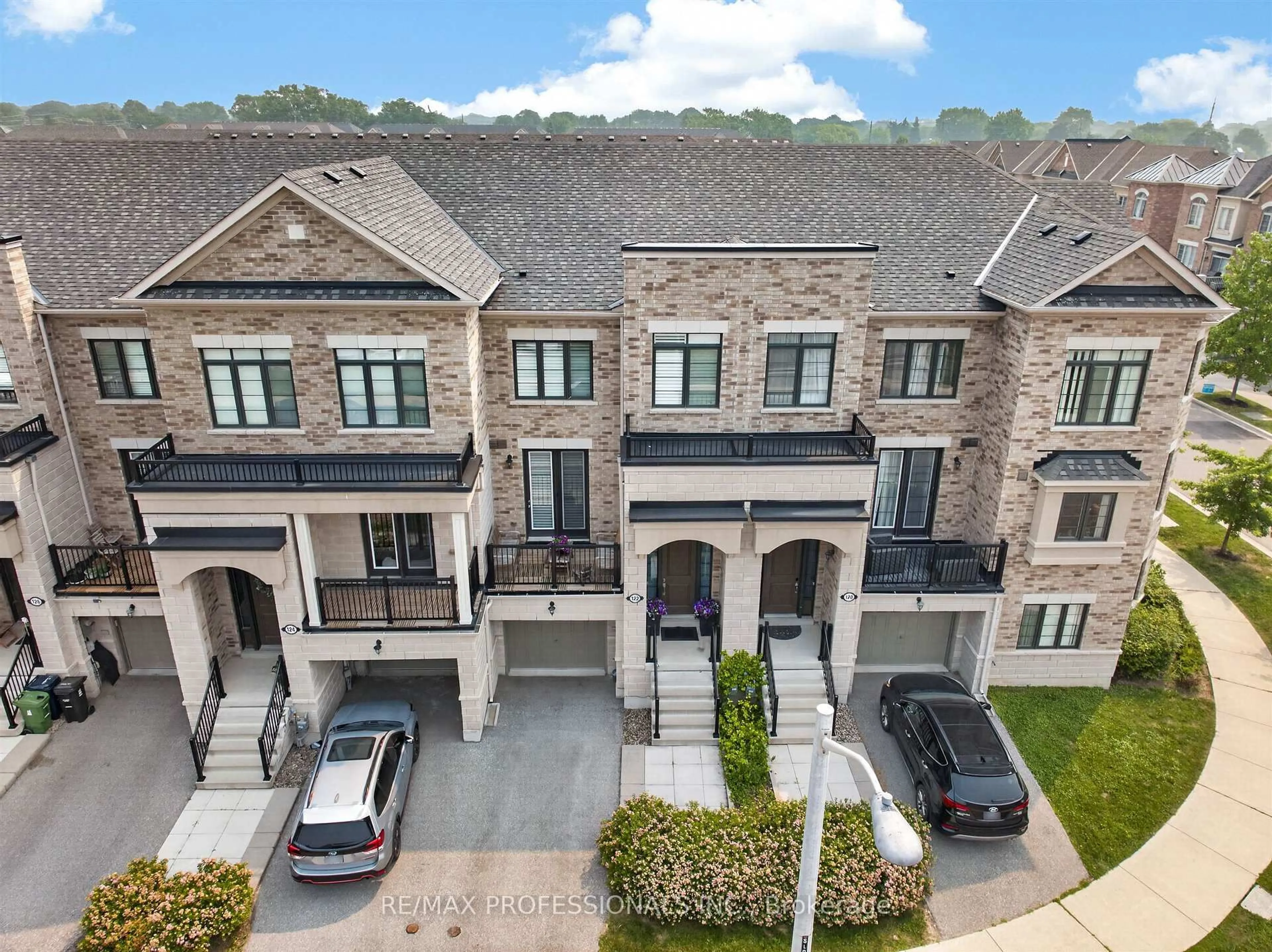 A pic from outside/outdoor area/front of a property/back of a property/a pic from drone, street for 122 Thomas Fisher Dr, Toronto Ontario M8Z 0E4