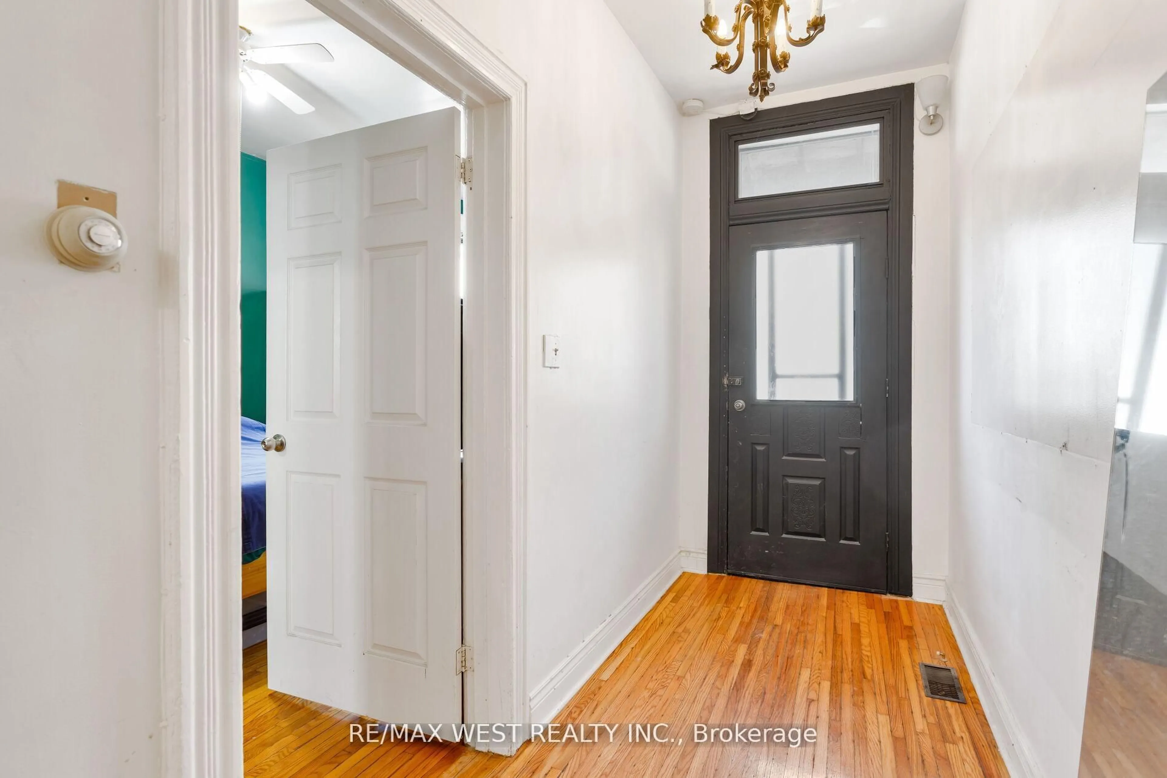 Indoor entryway for 39 Noble St, Toronto Ontario M6K 2C7