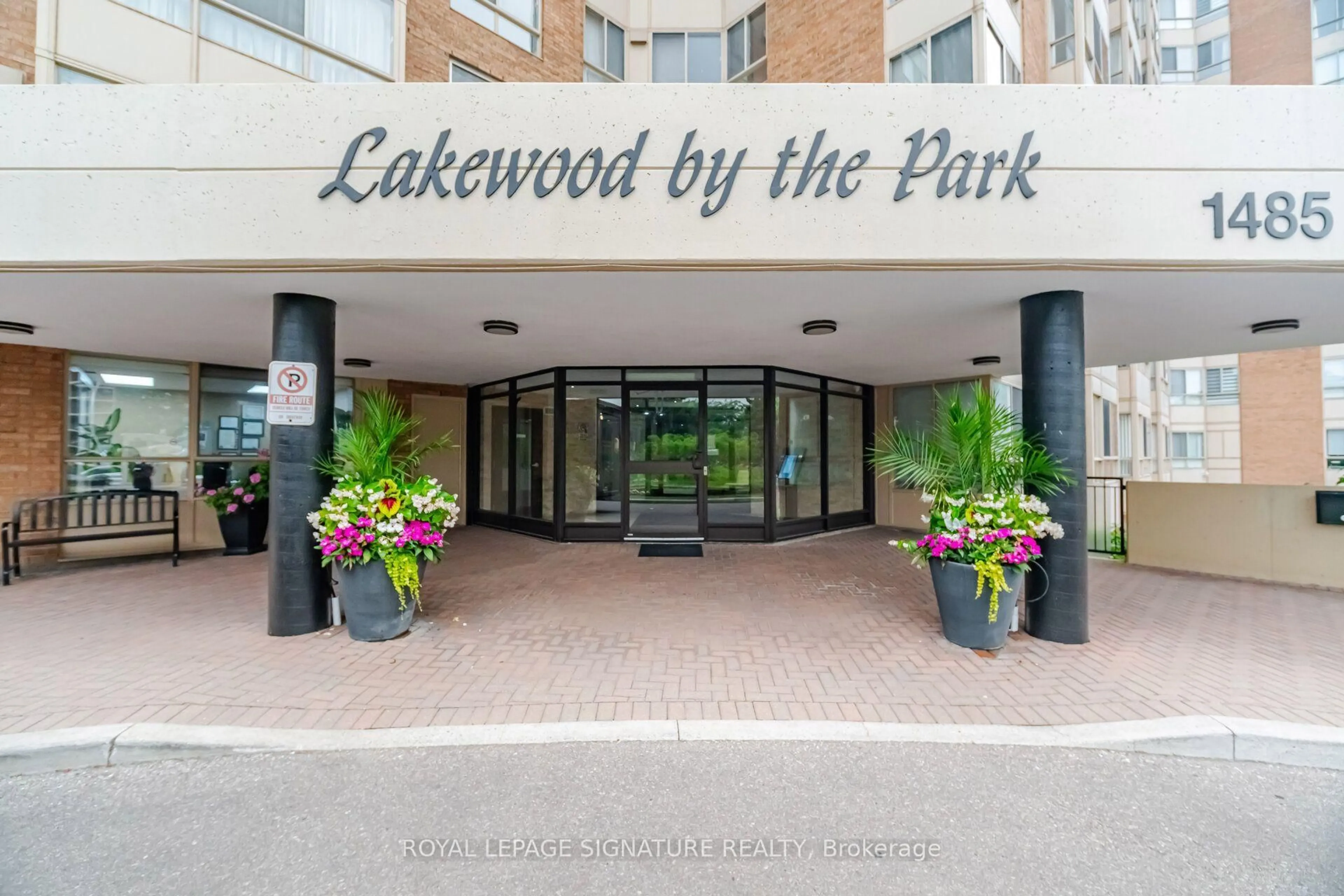 Indoor foyer for 1485 Lakeshore Rd #411, Mississauga Ontario L5E 3G2