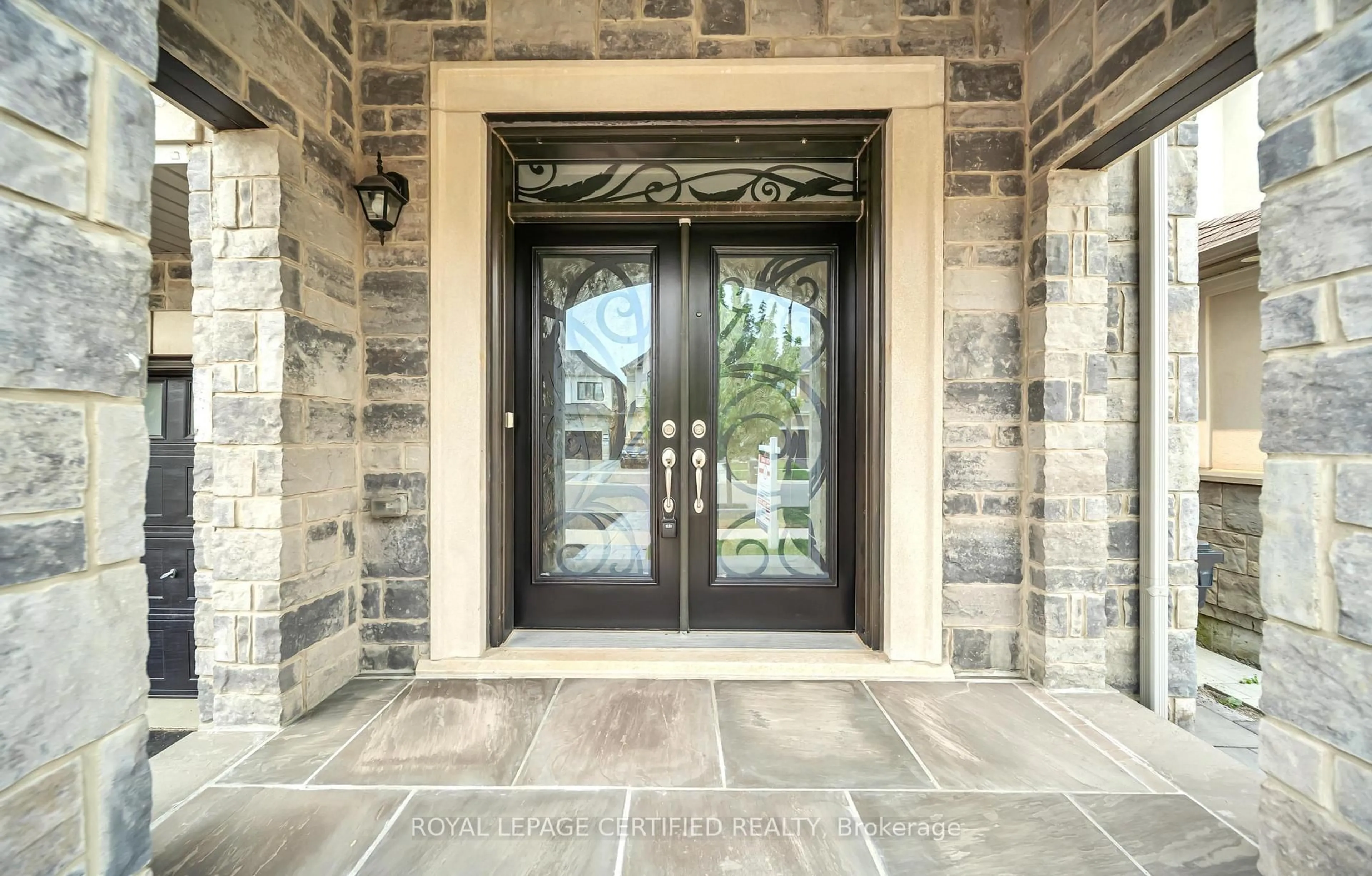 Indoor entryway for 18 Vineyard Dr, Brampton Ontario L6Y 2A5