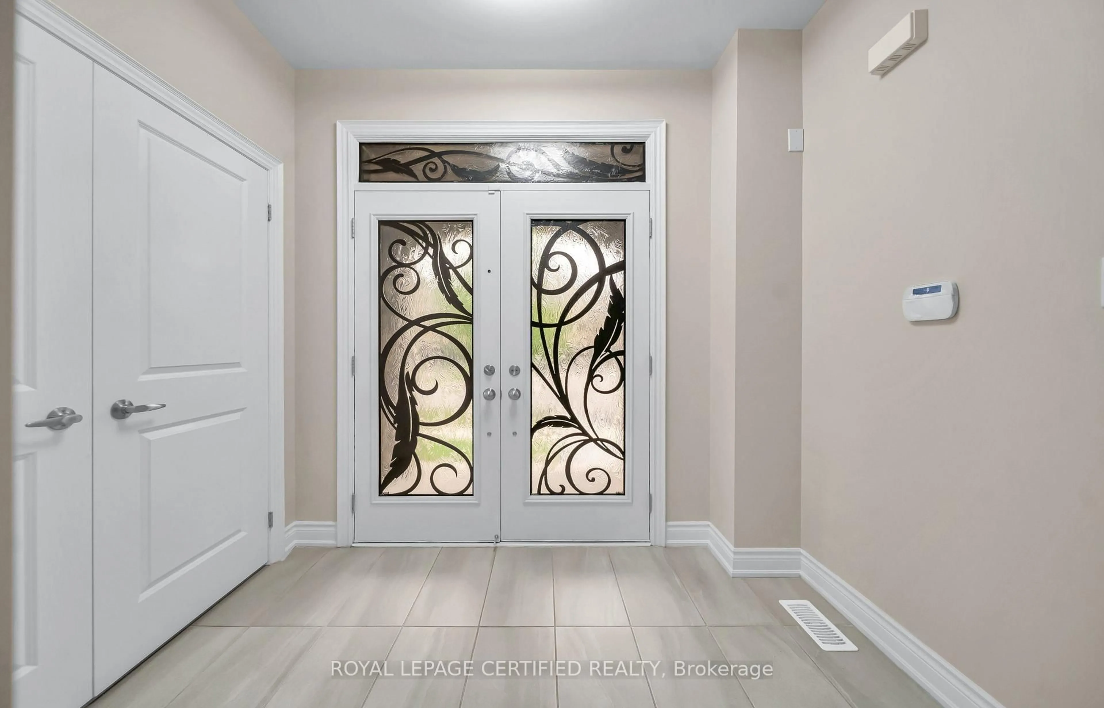 Indoor entryway for 18 Vineyard Dr, Brampton Ontario L6Y 2A5