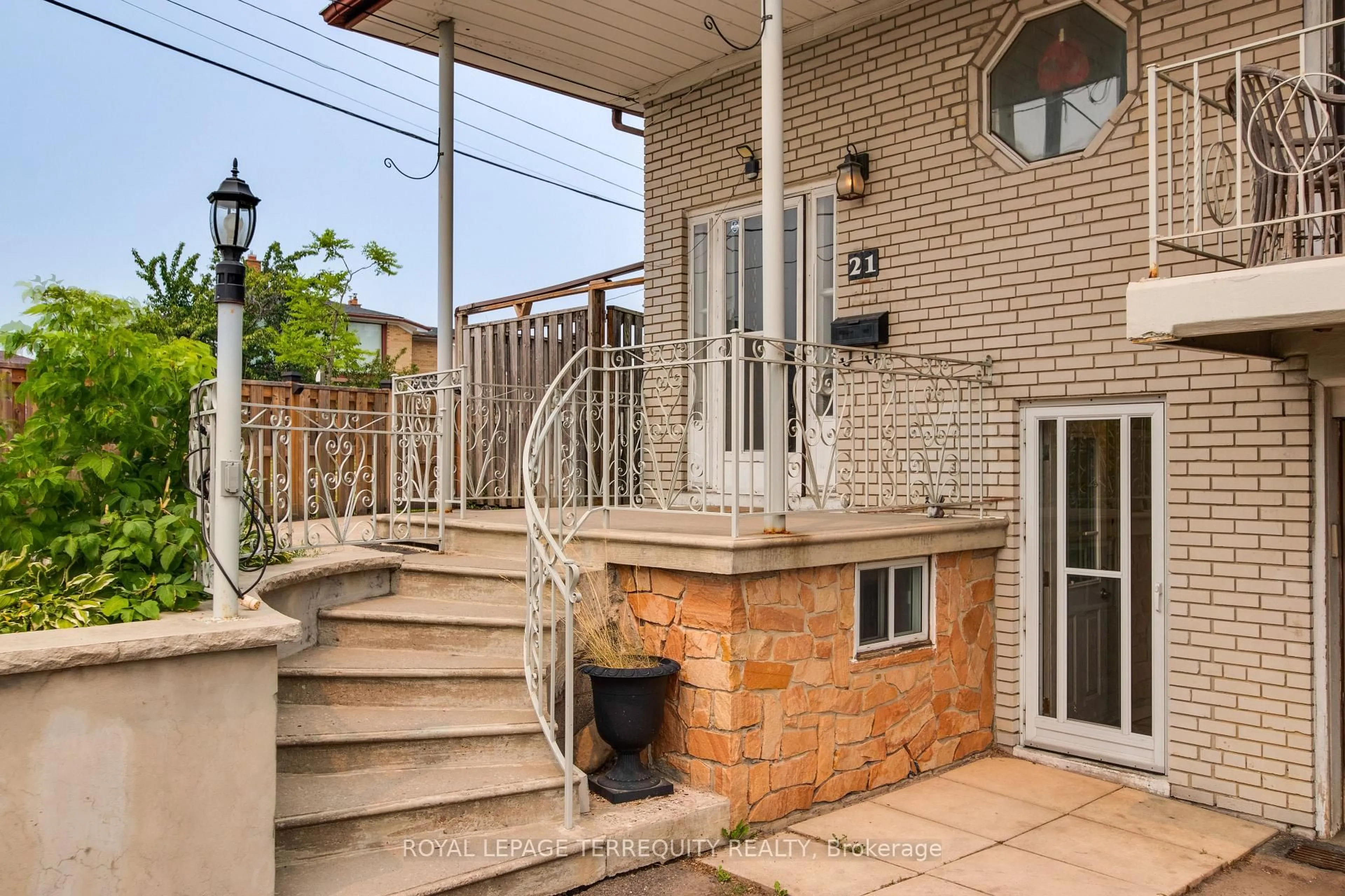 Patio, street for 21 Buckland Rd, Toronto Ontario M3L 1V9