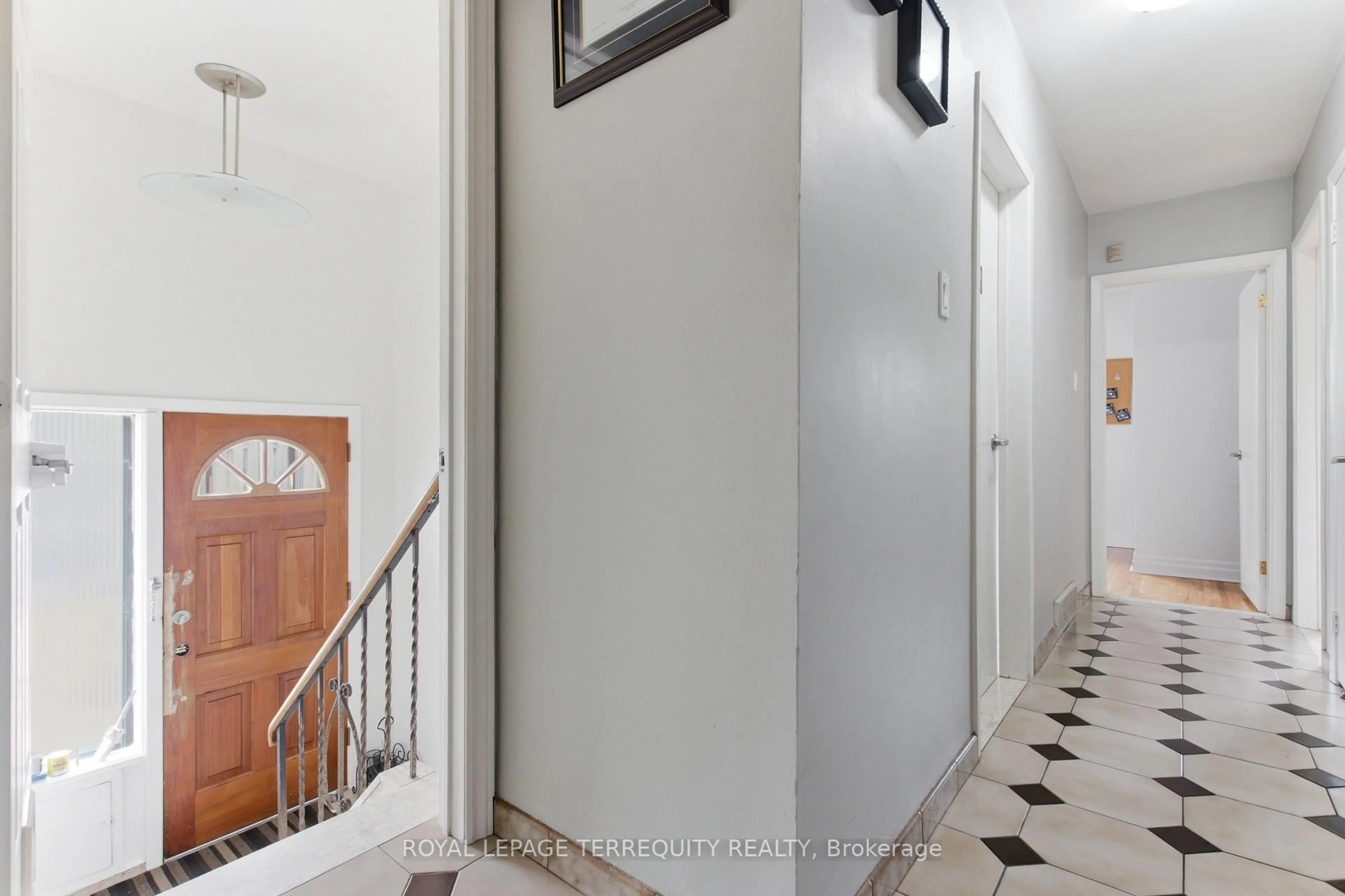 Indoor foyer for 21 Buckland Rd, Toronto Ontario M3L 1V9