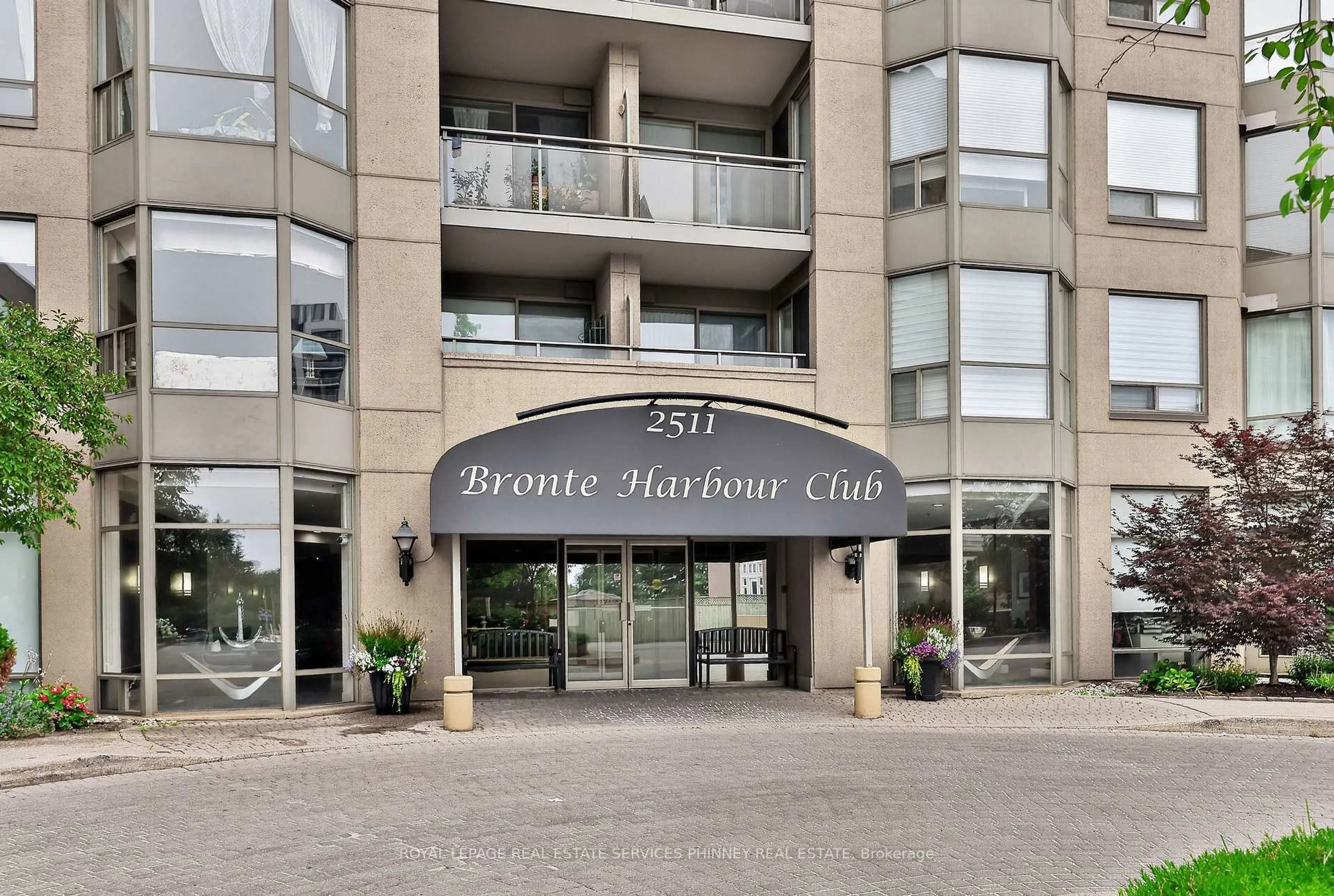 Indoor foyer for 2511 Lakeshore Rd #407, Oakville Ontario L6L 6L9