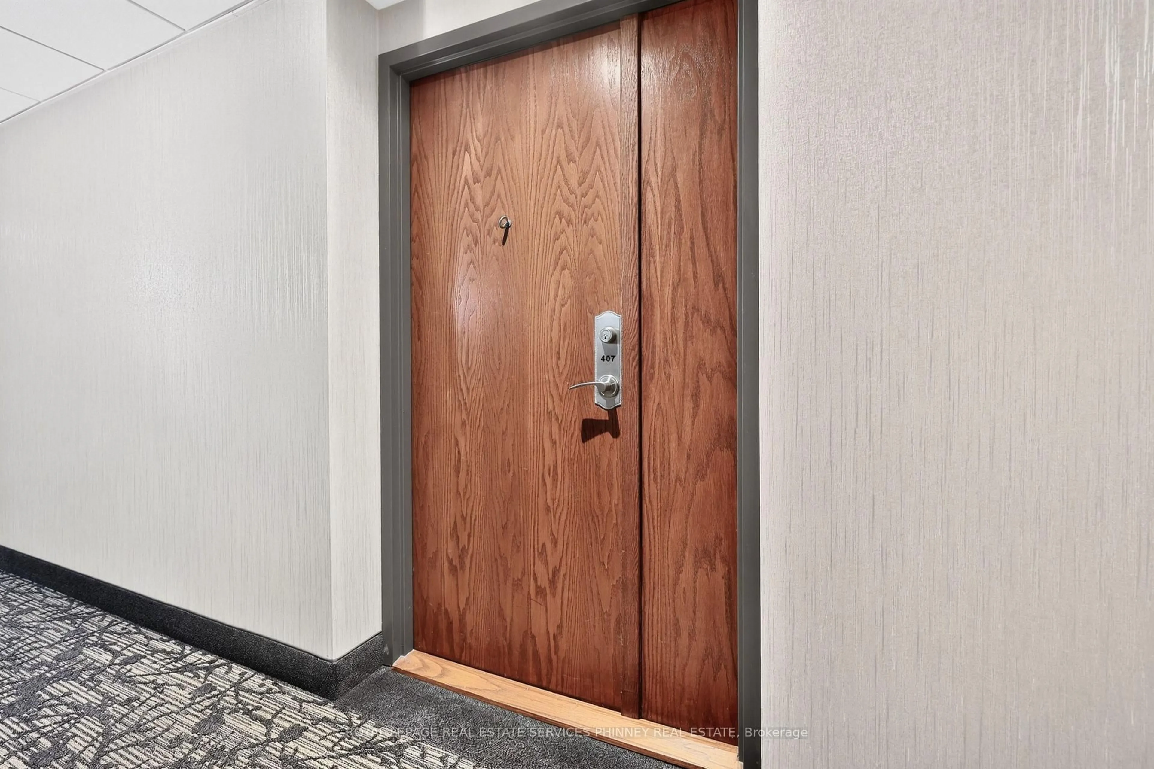 Indoor foyer for 2511 Lakeshore Rd #407, Oakville Ontario L6L 6L9