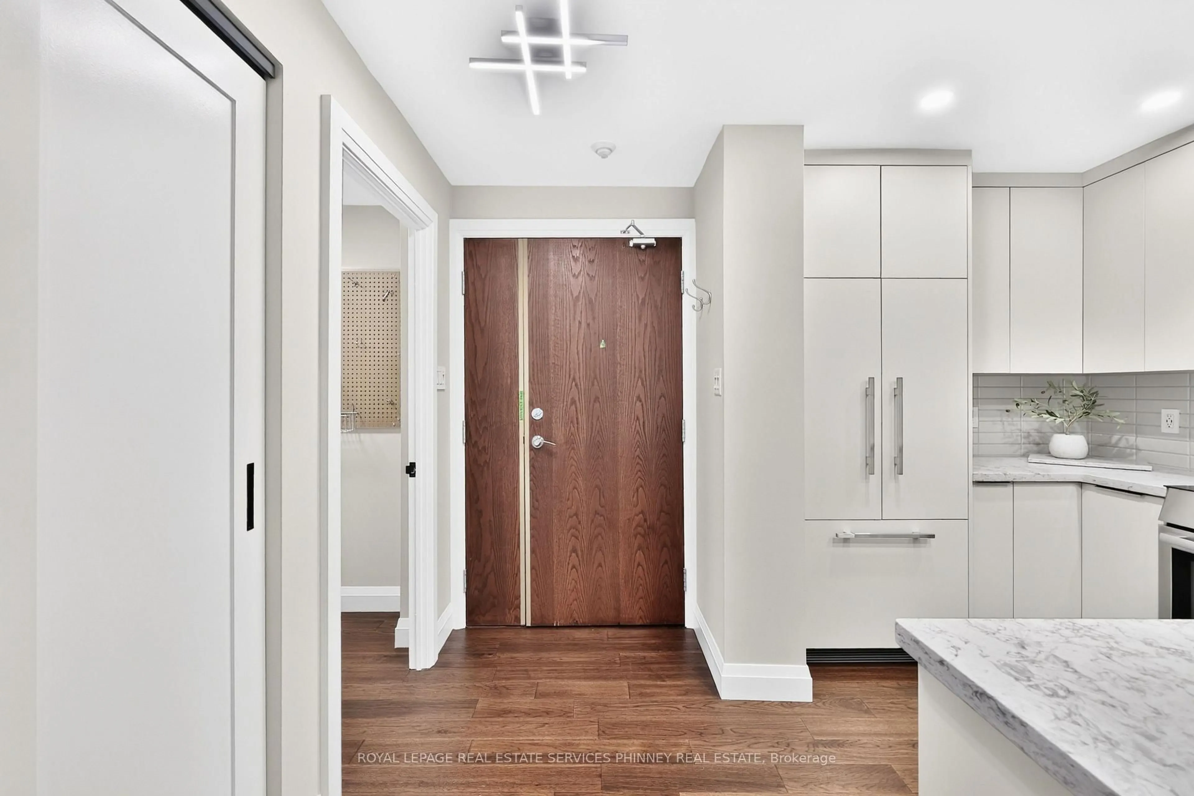 Indoor entryway for 2511 Lakeshore Rd #407, Oakville Ontario L6L 6L9
