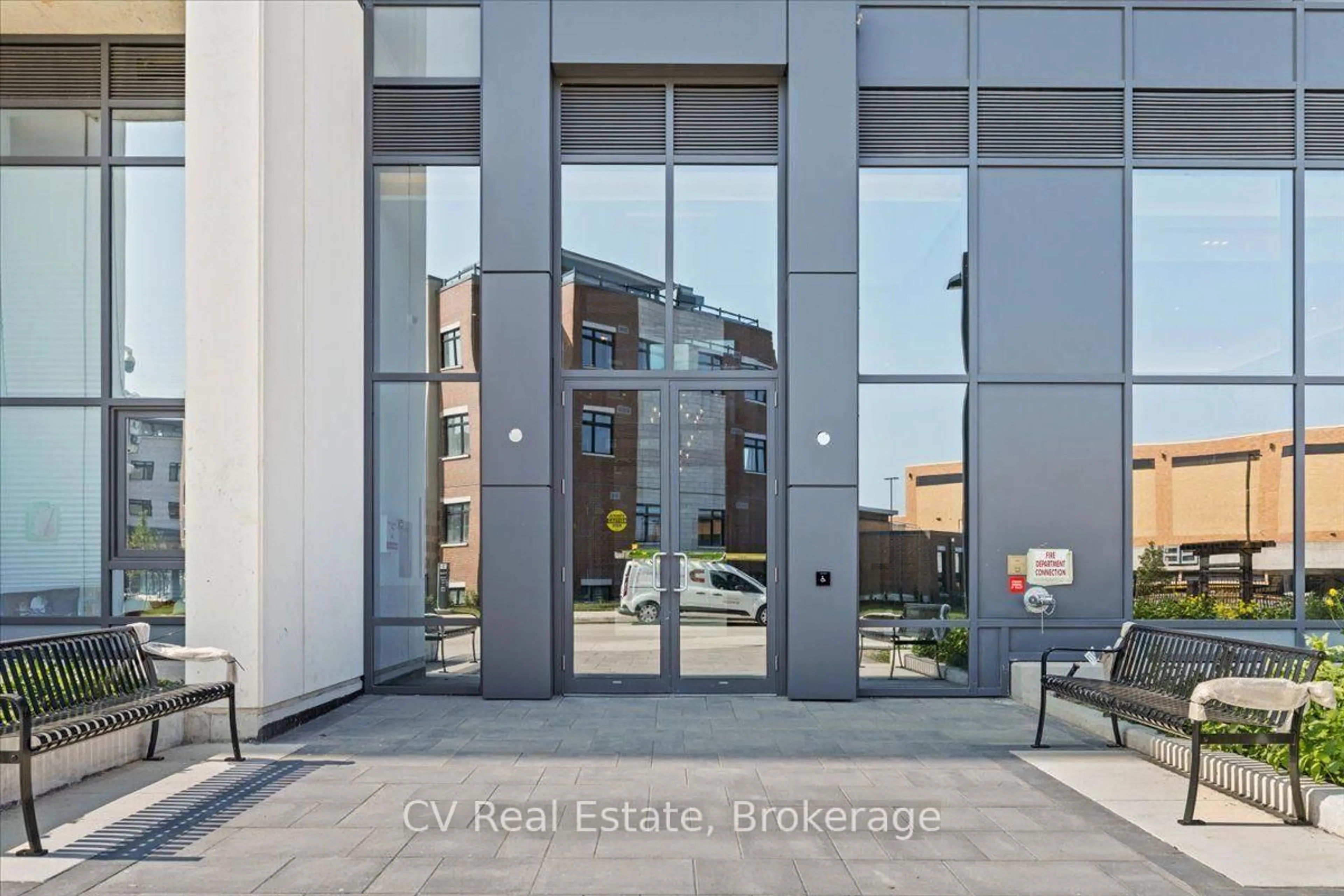 Indoor foyer for 1063 Douglas McCurdy Common #1008, Mississauga Ontario L5G 0C5