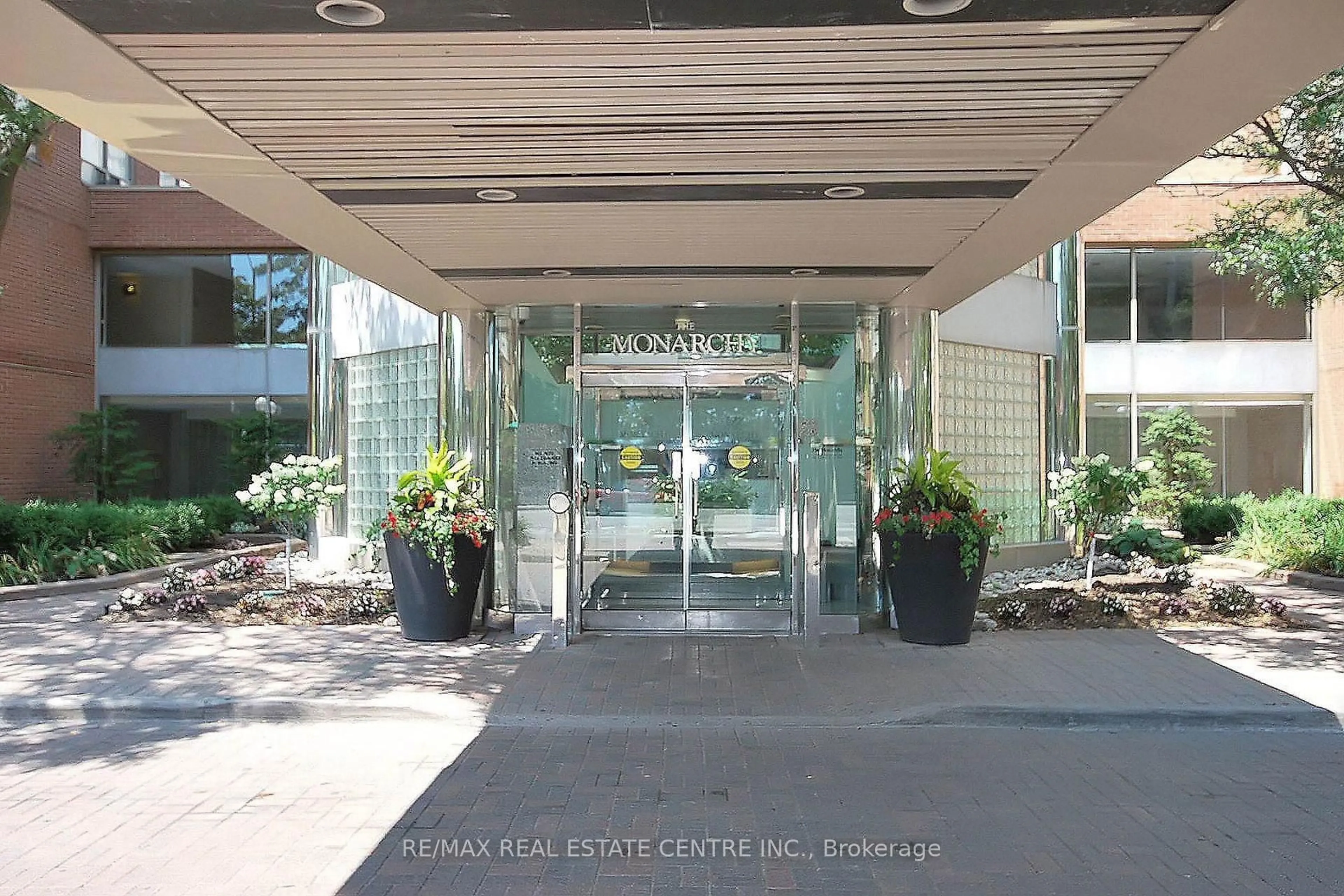 Indoor foyer for 335 Webb Dr #2011, Mississauga Ontario L5B 4A1
