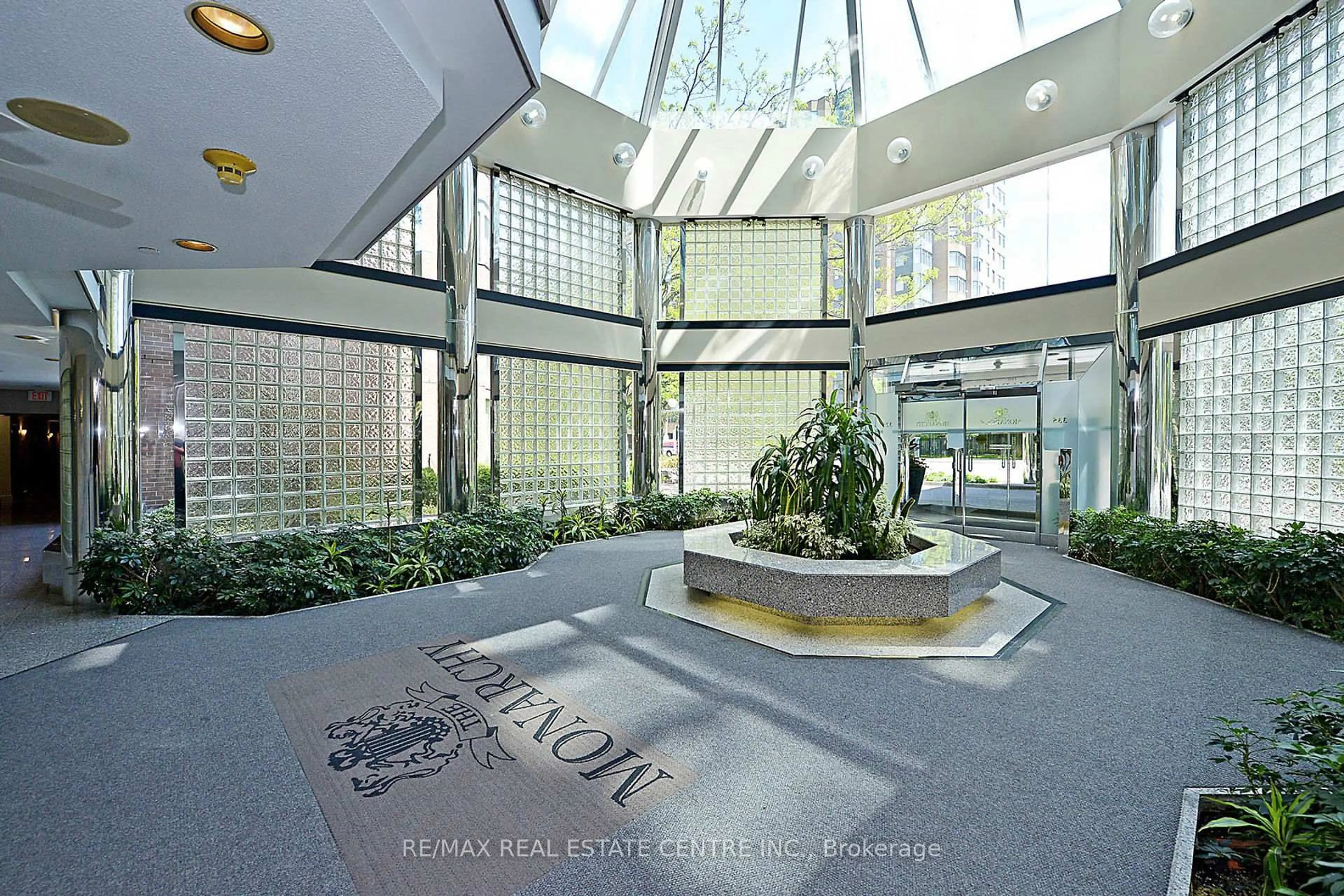 Indoor foyer for 335 Webb Dr #2011, Mississauga Ontario L5B 4A1