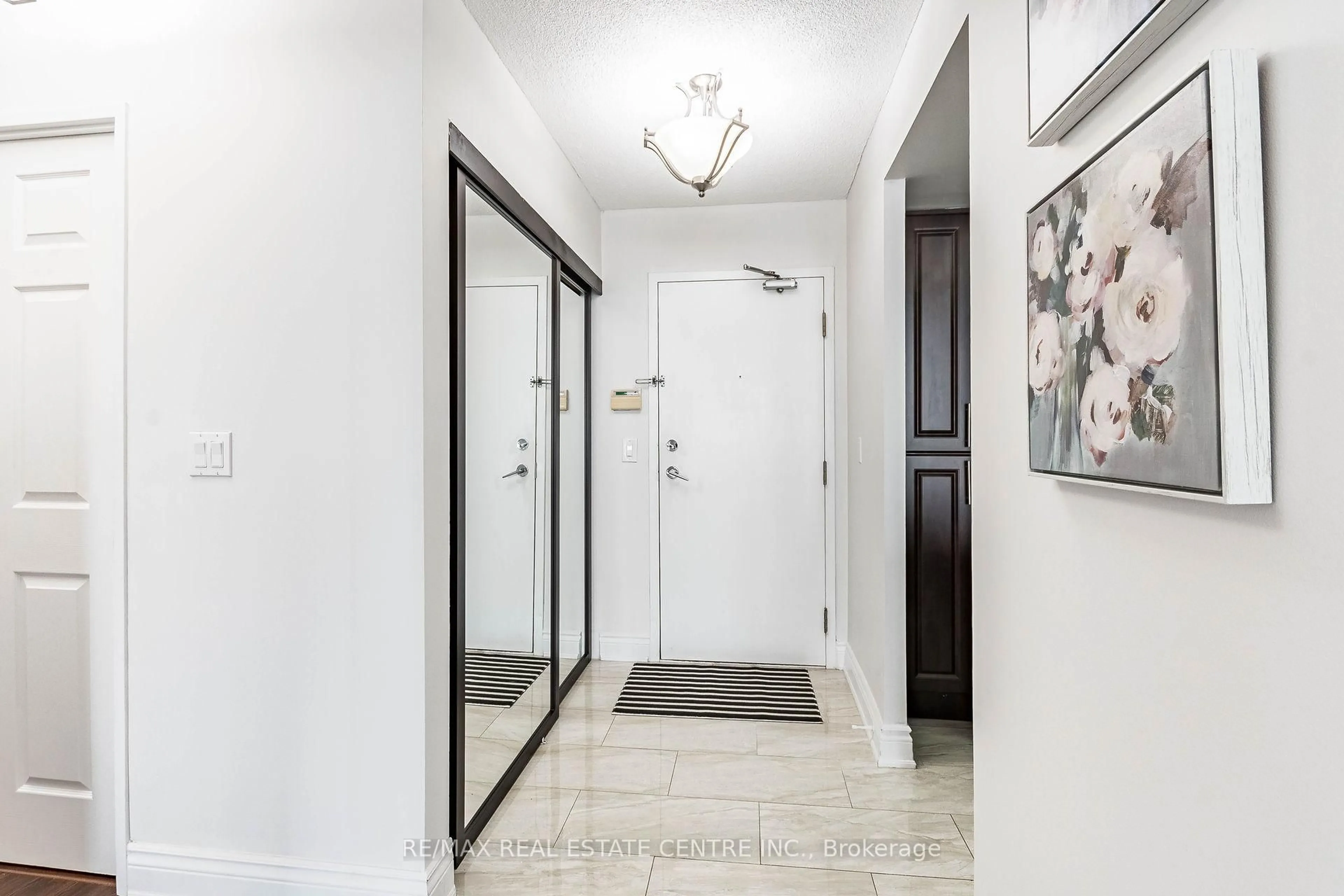 Indoor entryway for 335 Webb Dr #2011, Mississauga Ontario L5B 4A1