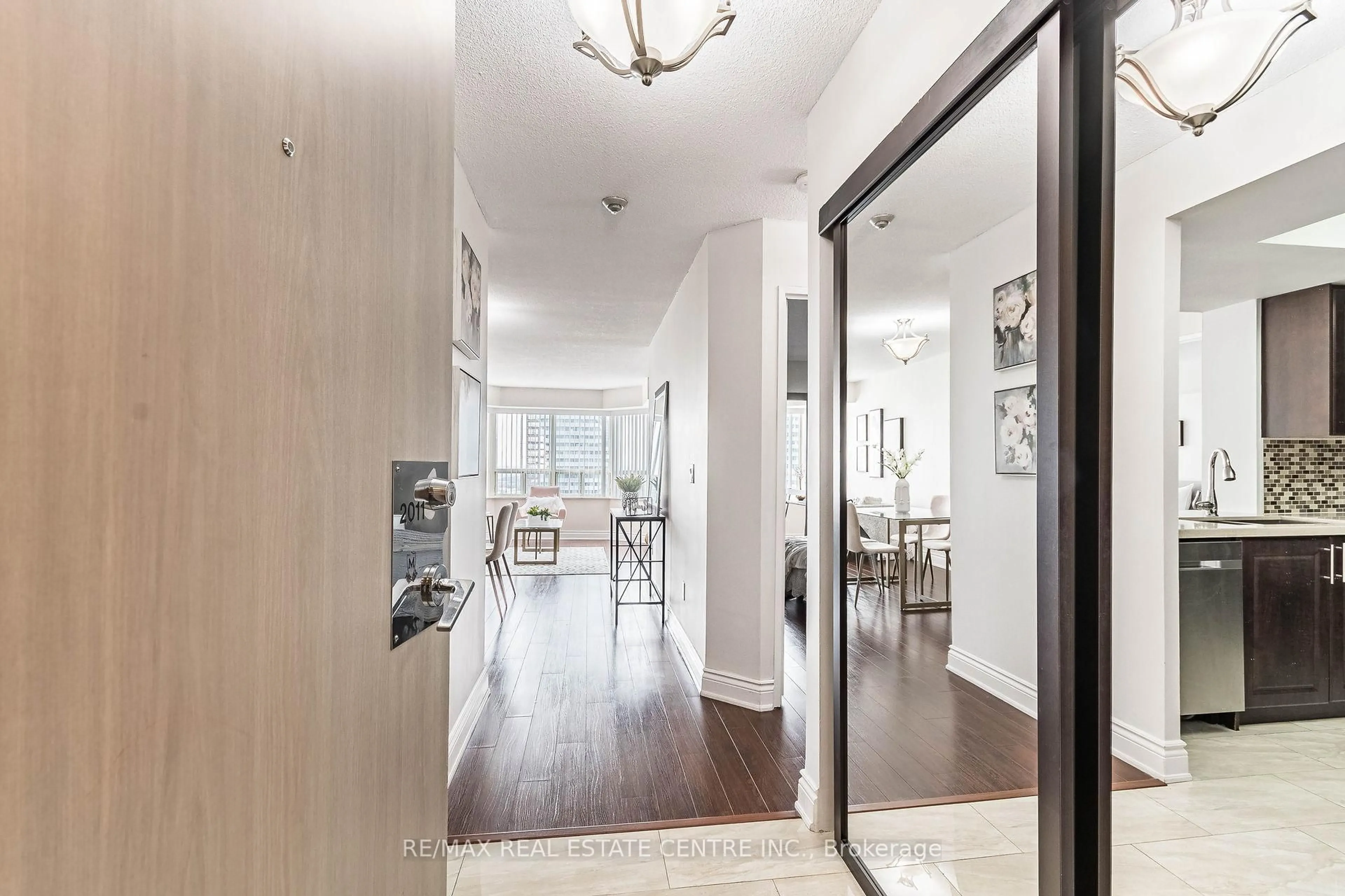 Indoor entryway for 335 Webb Dr #2011, Mississauga Ontario L5B 4A1
