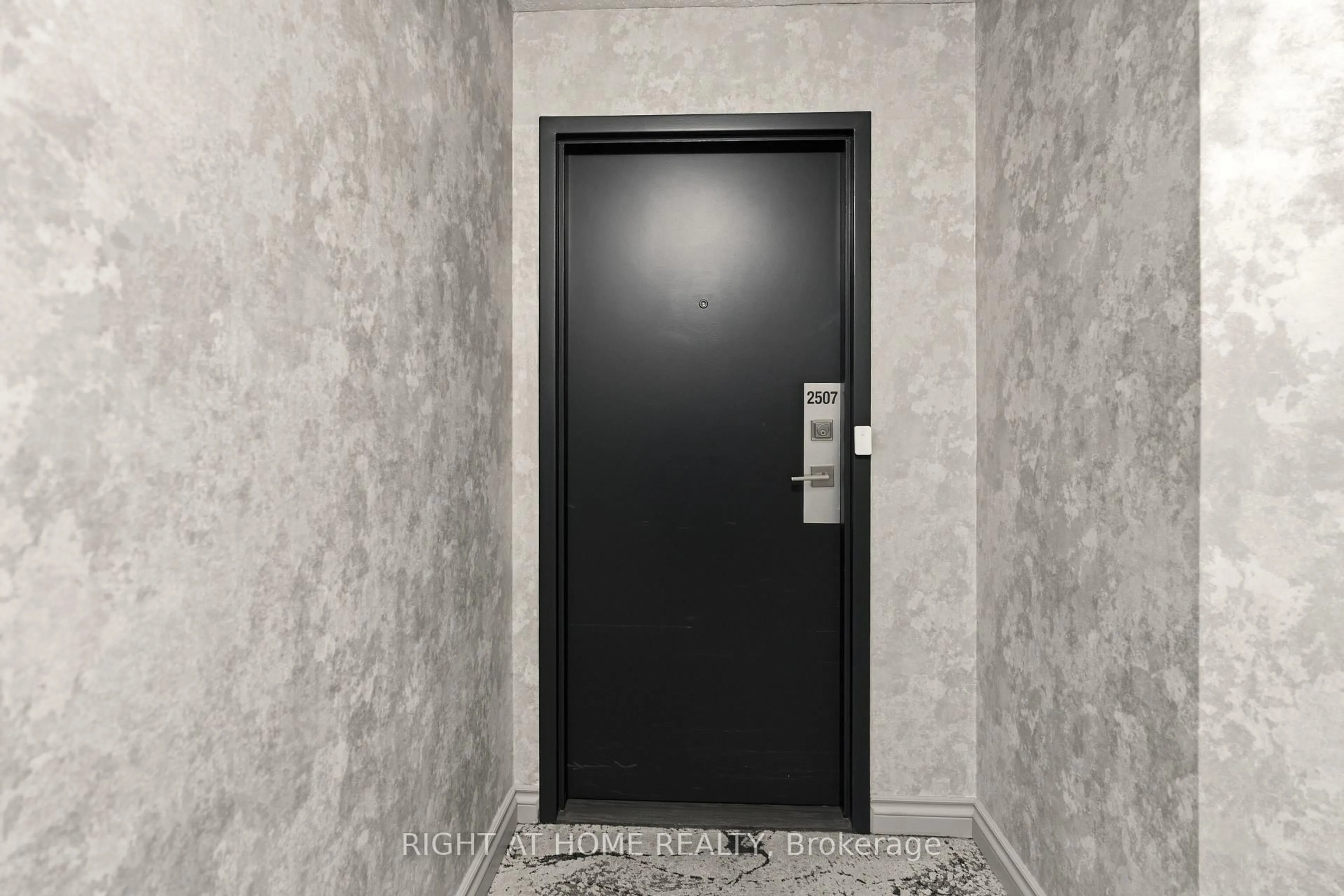 Indoor foyer for 3650 Kaneff Cres #2507, Mississauga Ontario L5A 4A1