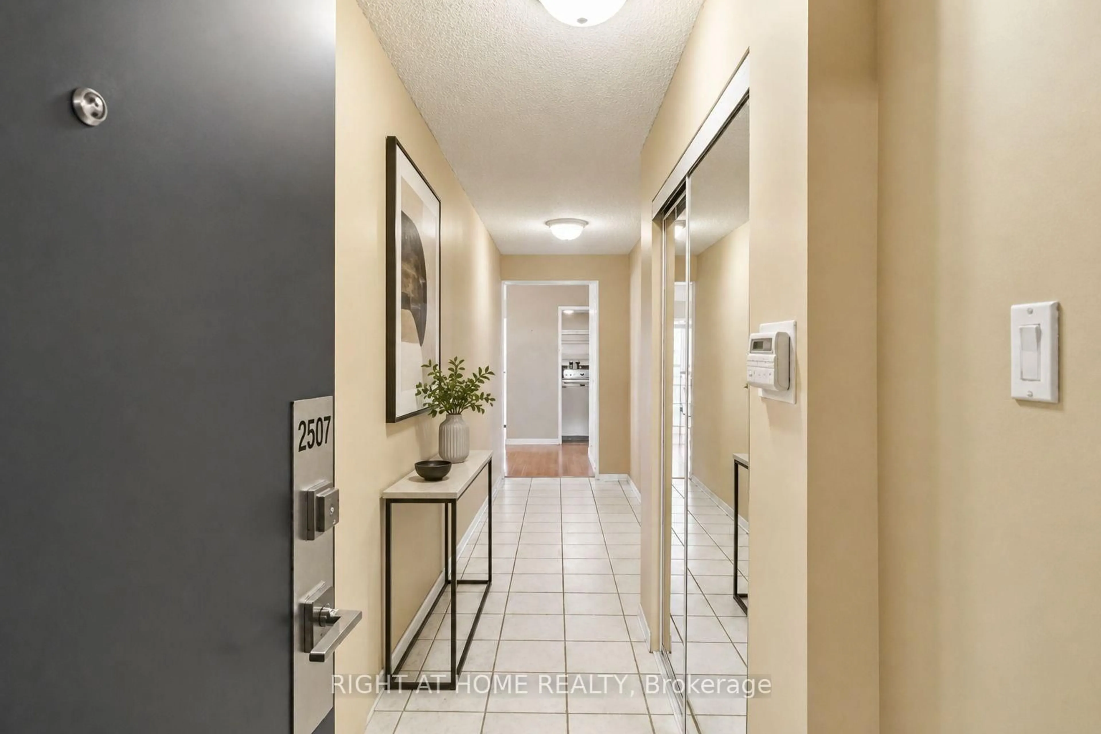 Indoor foyer for 3650 Kaneff Cres #2507, Mississauga Ontario L5A 4A1