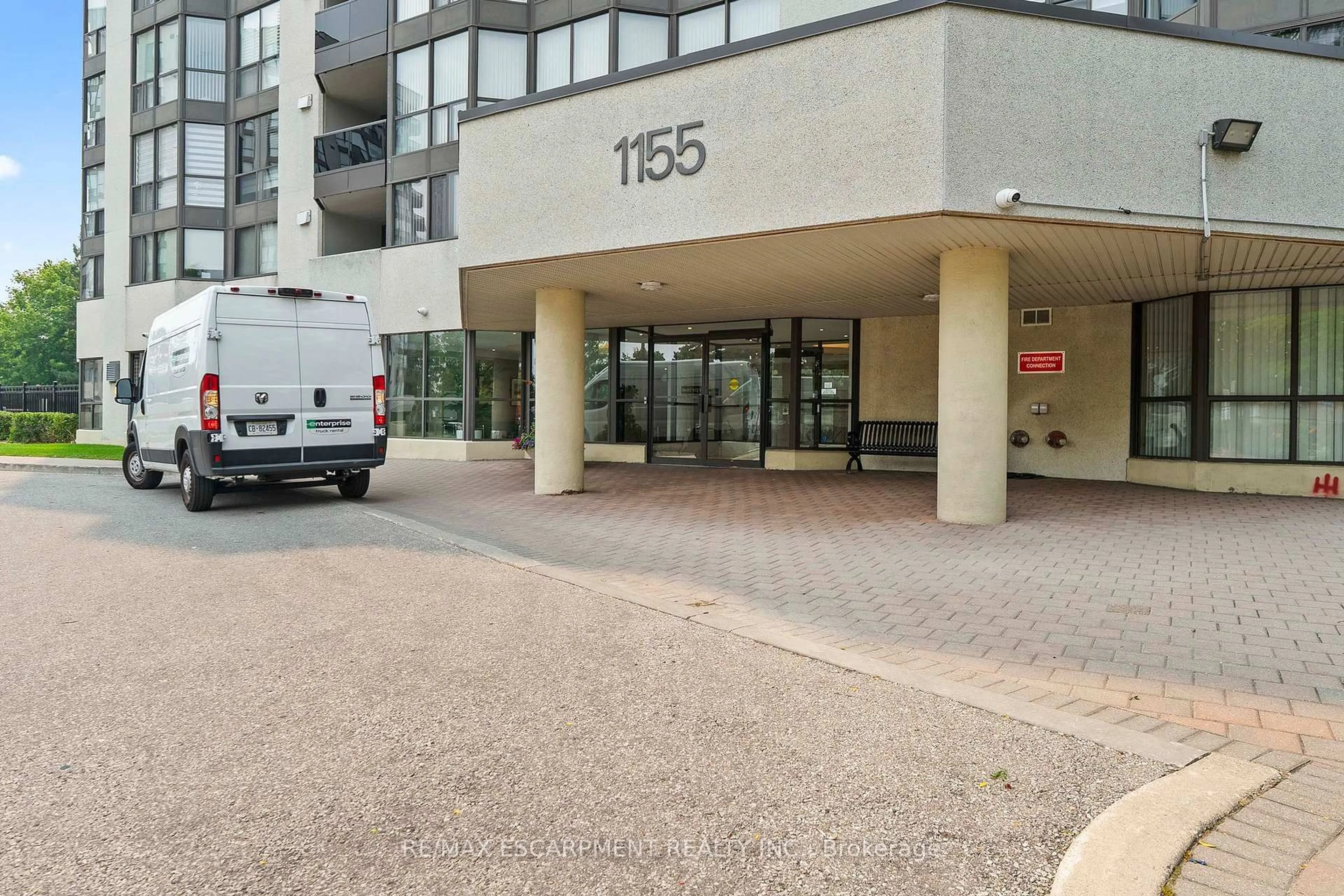 Indoor foyer for 1155 Bough Beeches Blvd #406, Mississauga Ontario L4W 4N2