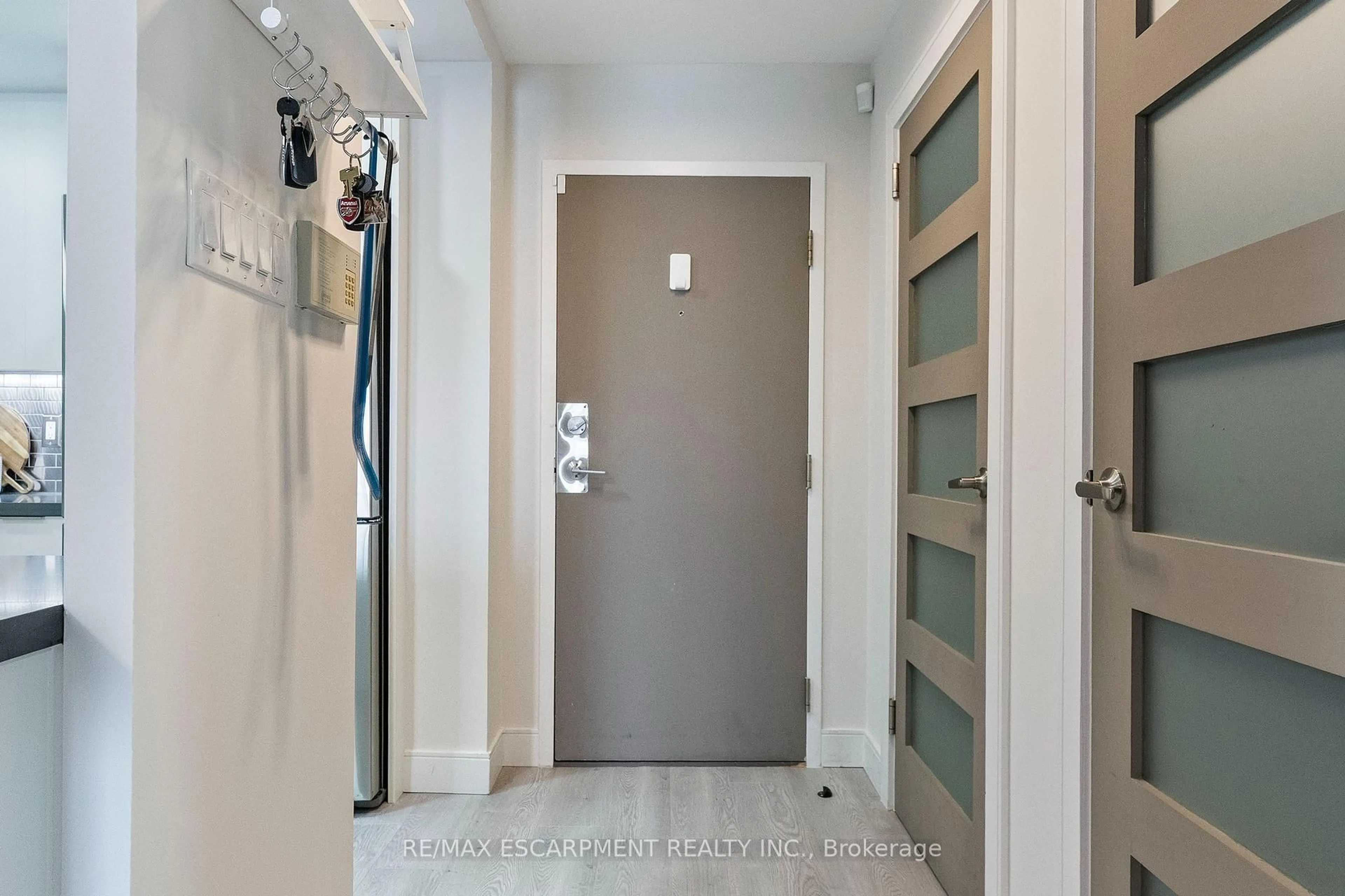 Indoor entryway for 1155 Bough Beeches Blvd #406, Mississauga Ontario L4W 4N2