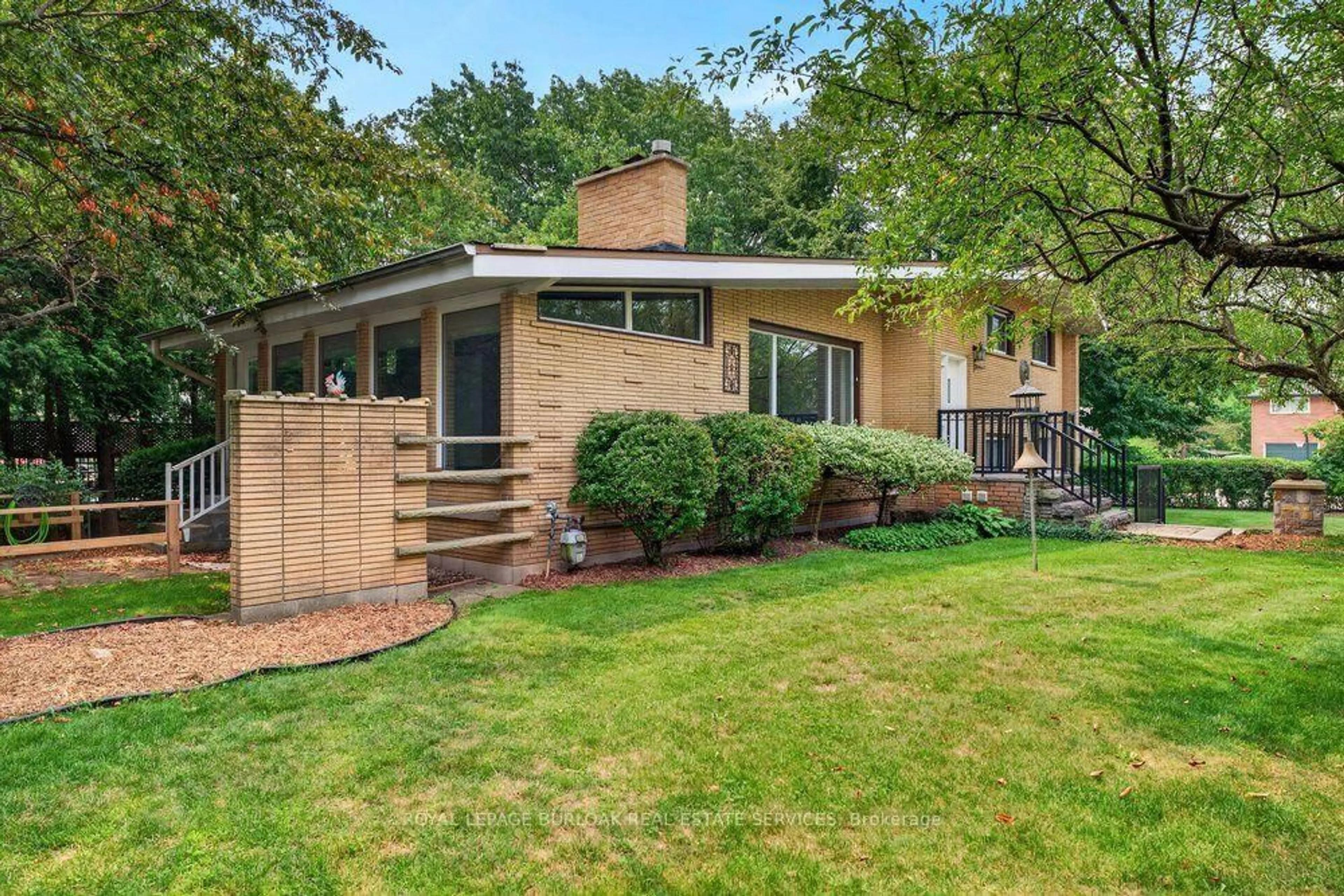 Home with brick exterior material, unknown for 572 Bridgman Ave, Burlington Ontario L7R 2V4