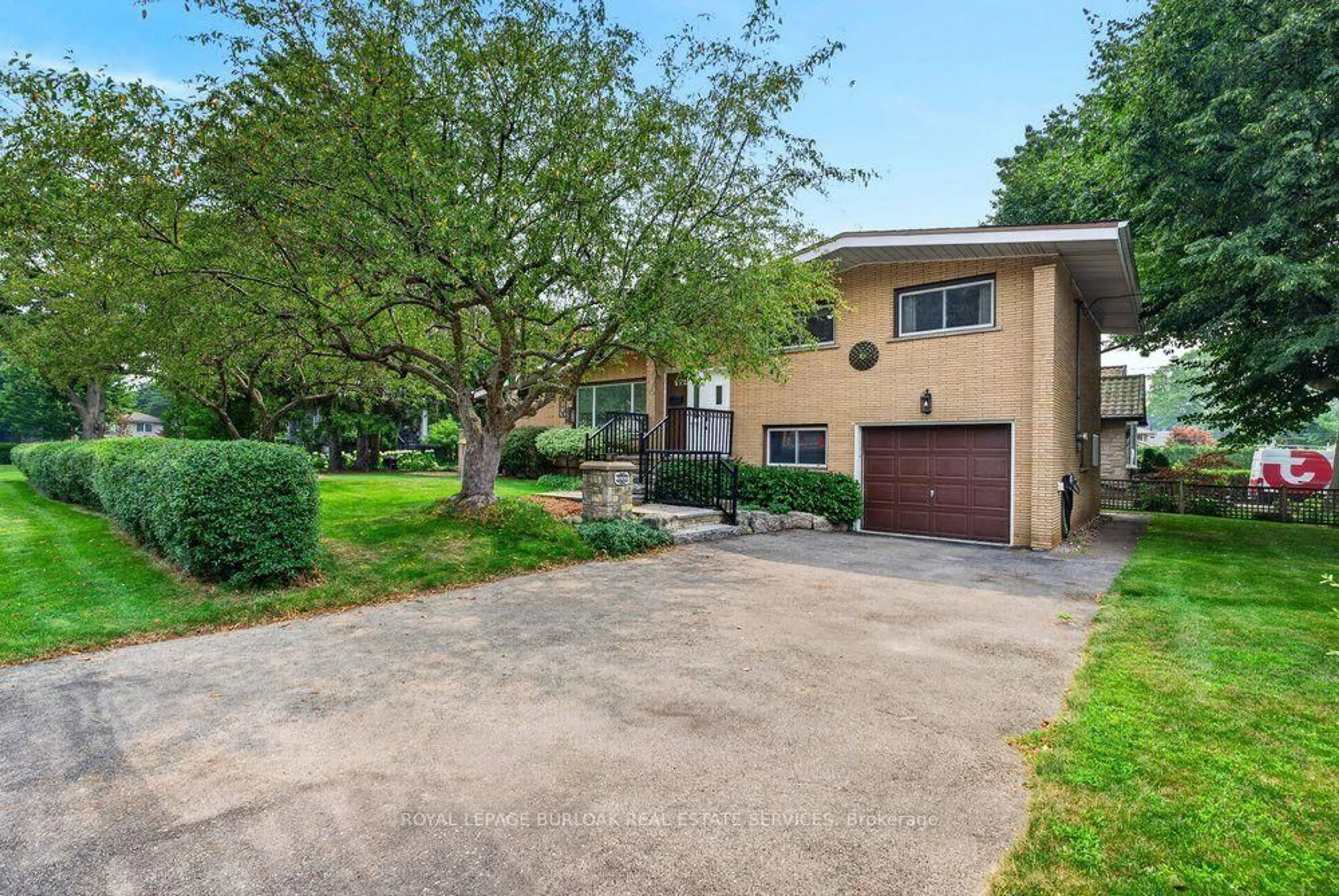 A pic from outside/outdoor area/front of a property/back of a property/a pic from drone, street for 572 Bridgman Ave, Burlington Ontario L7R 2V4