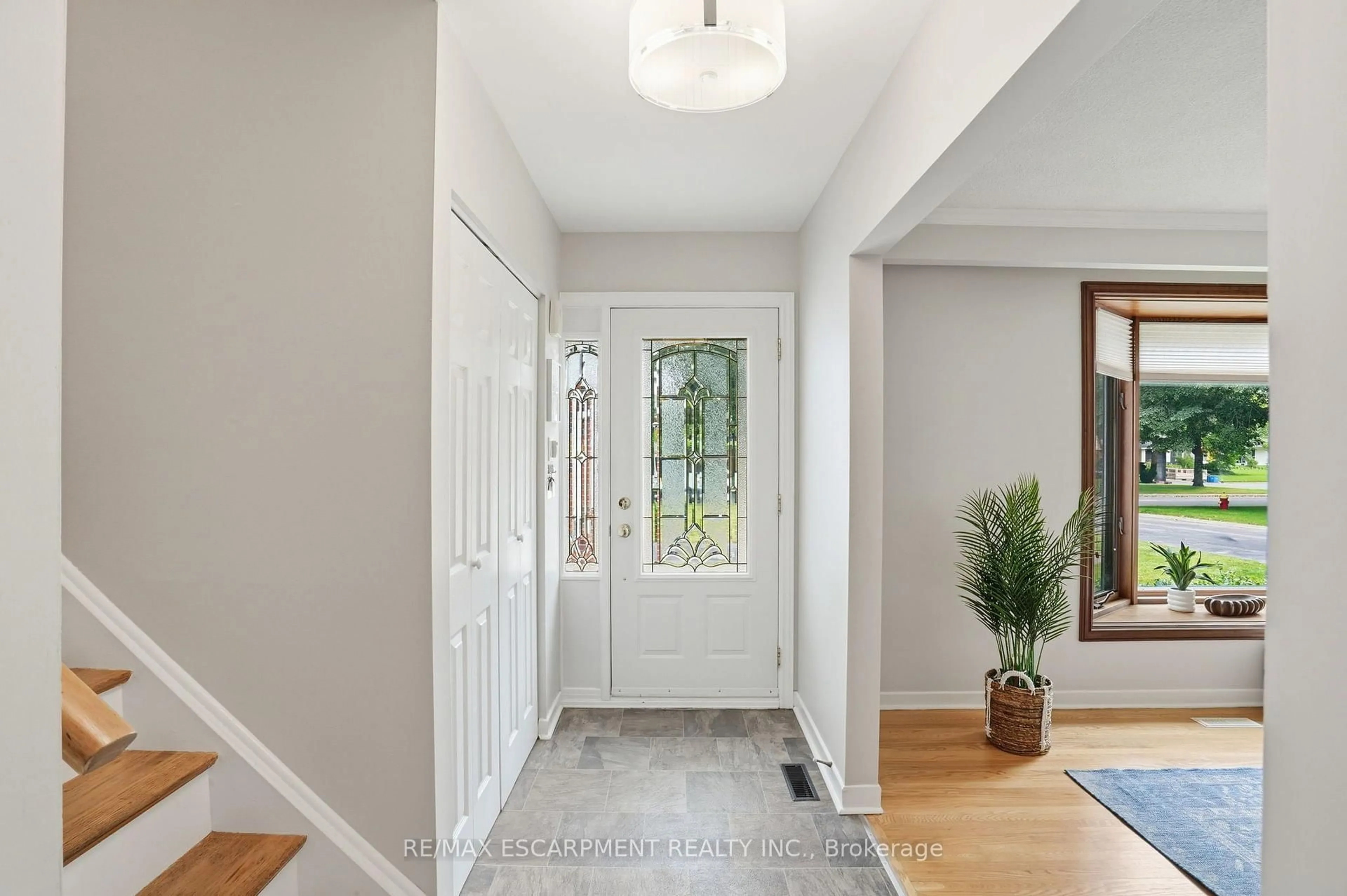Indoor entryway for 504 KENMARR Cres, Burlington Ontario L7L 4R7