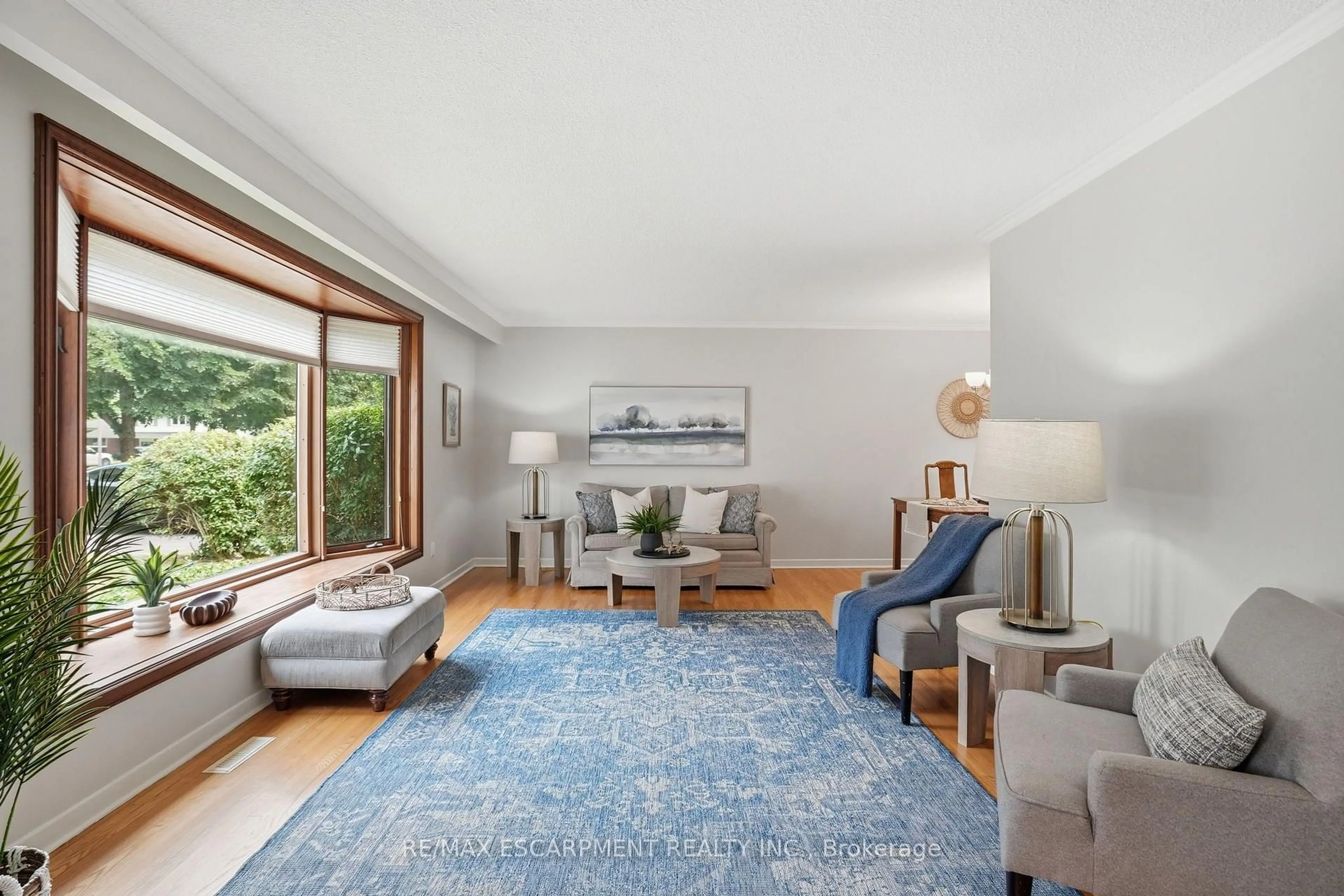 Living room with furniture, unknown for 504 KENMARR Cres, Burlington Ontario L7L 4R7