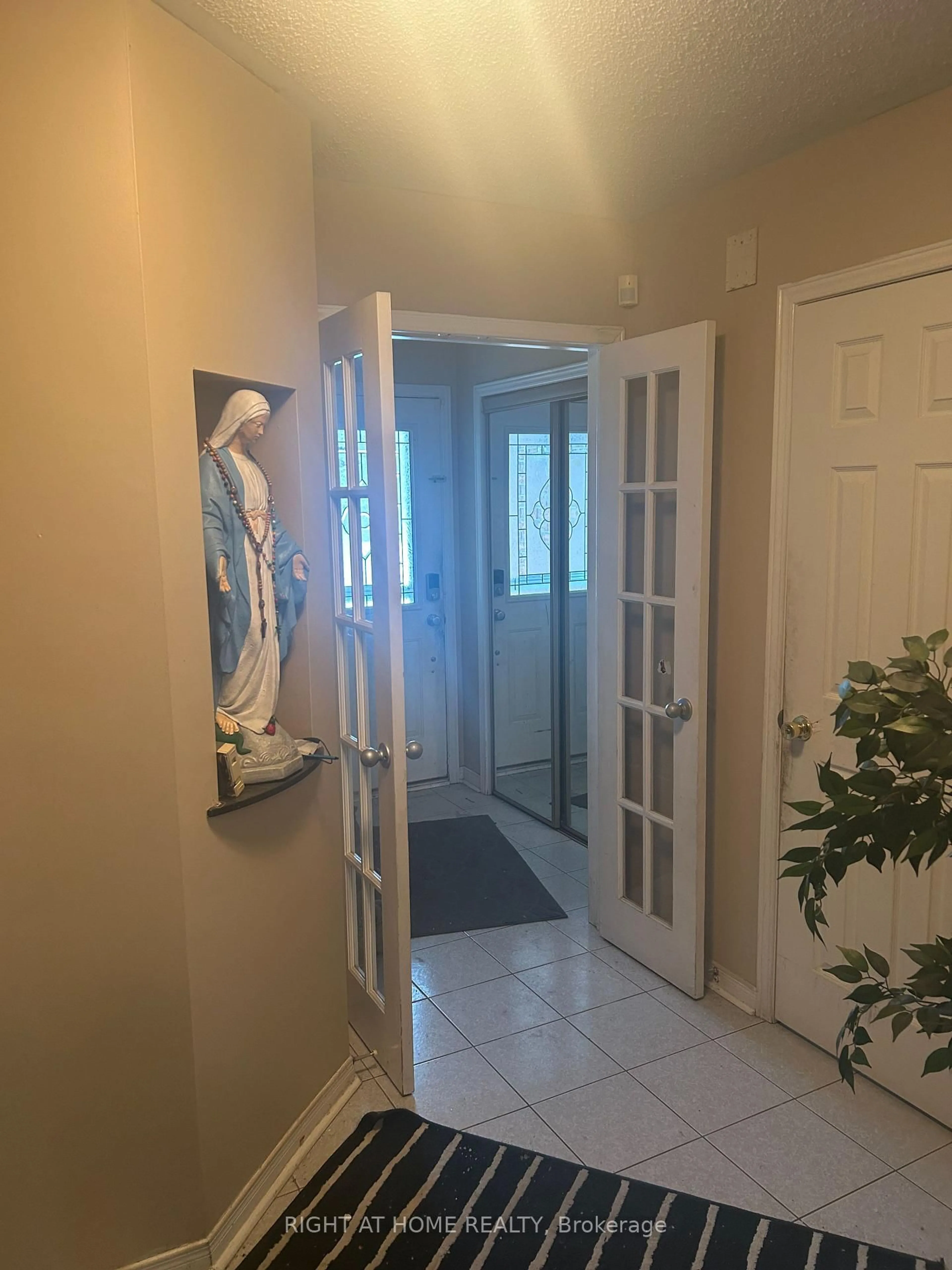 Indoor entryway for 5550 Cosmic Cres, Mississauga Ontario L4Z 3R9