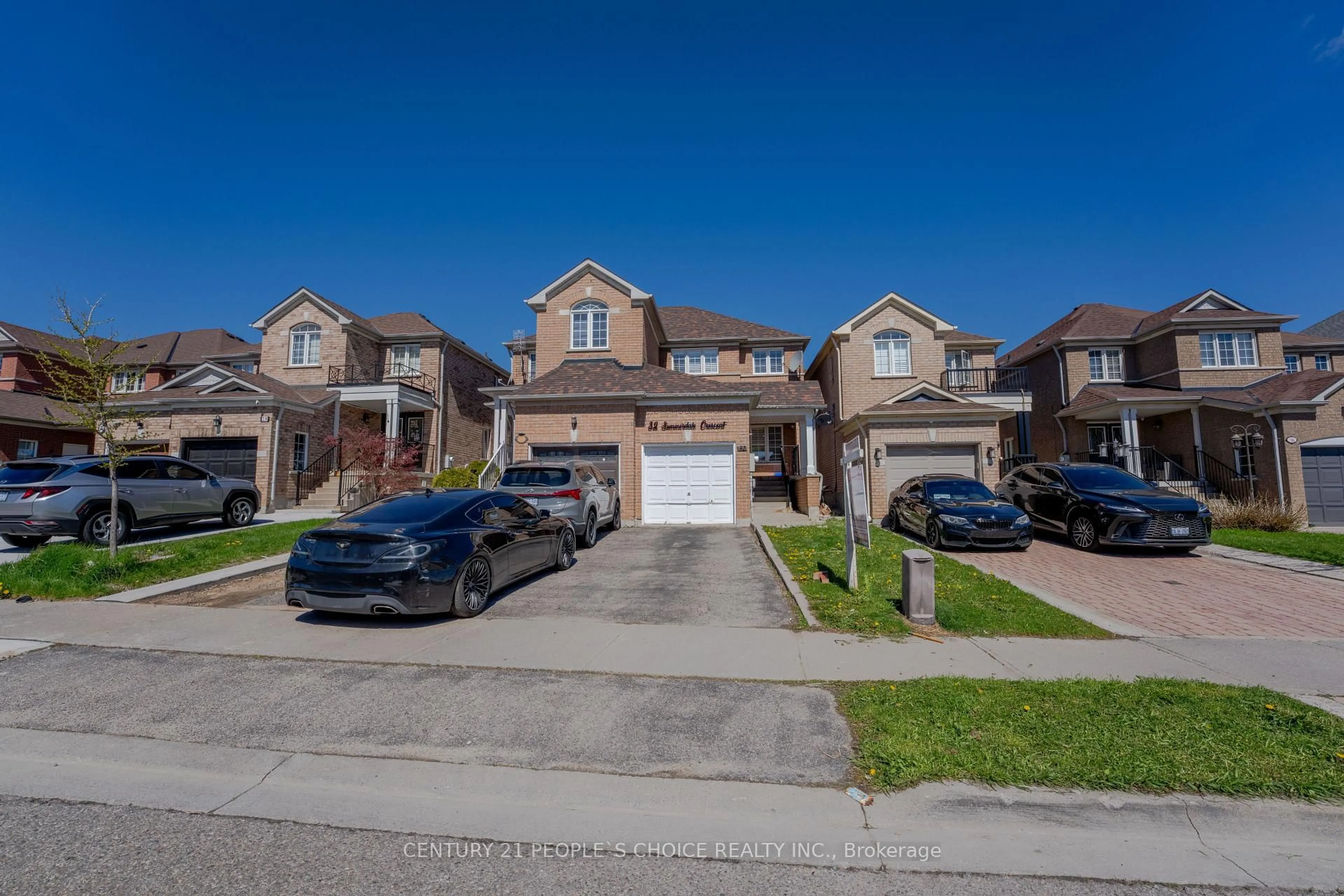 A pic from outside/outdoor area/front of a property/back of a property/a pic from drone, street for 32 Summerdale Cres, Brampton Ontario L6X 4V8