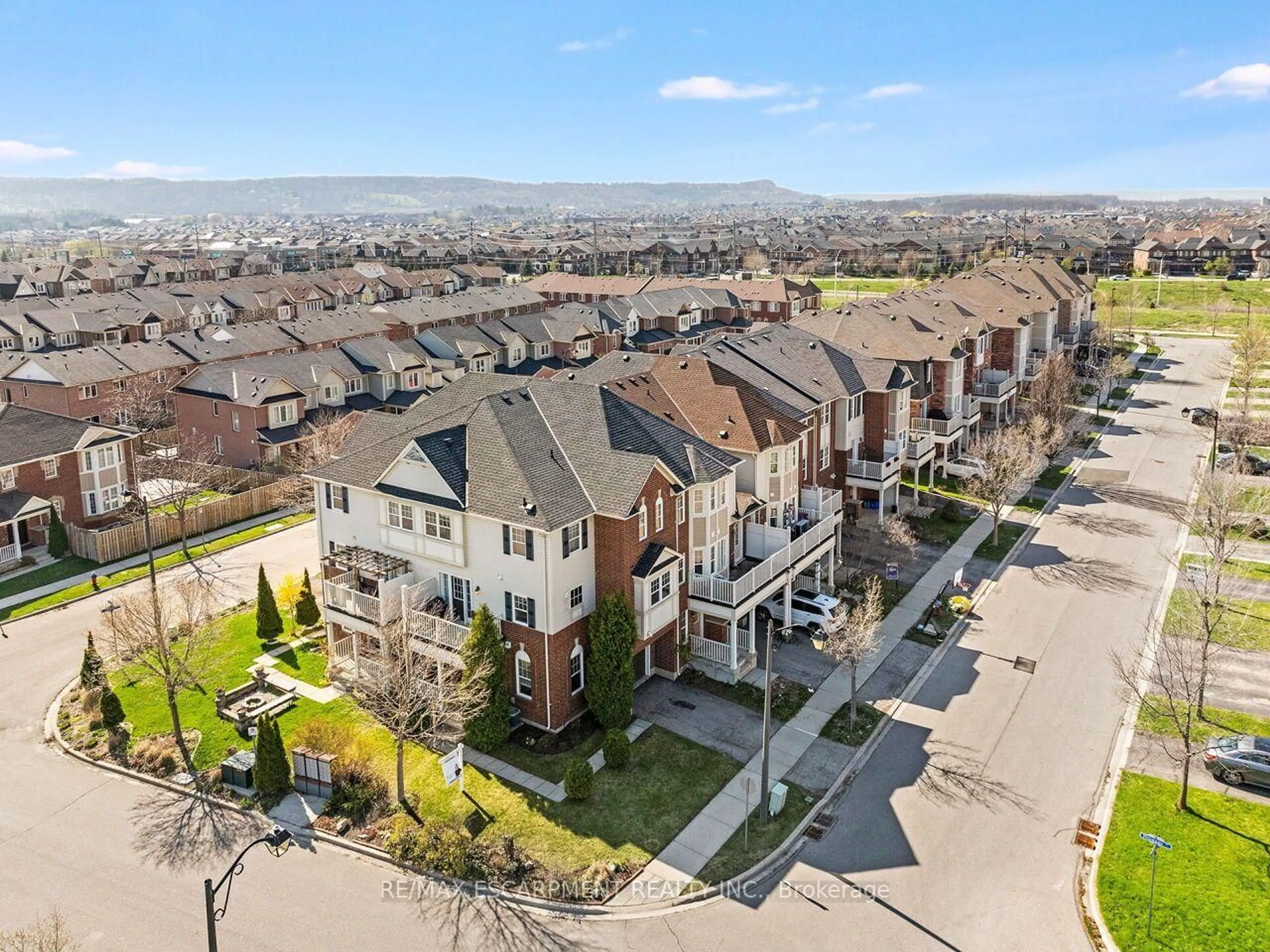 A pic from outside/outdoor area/front of a property/back of a property/a pic from drone, mountain view for 656 Frank Pl, Milton Ontario L9T 0P8