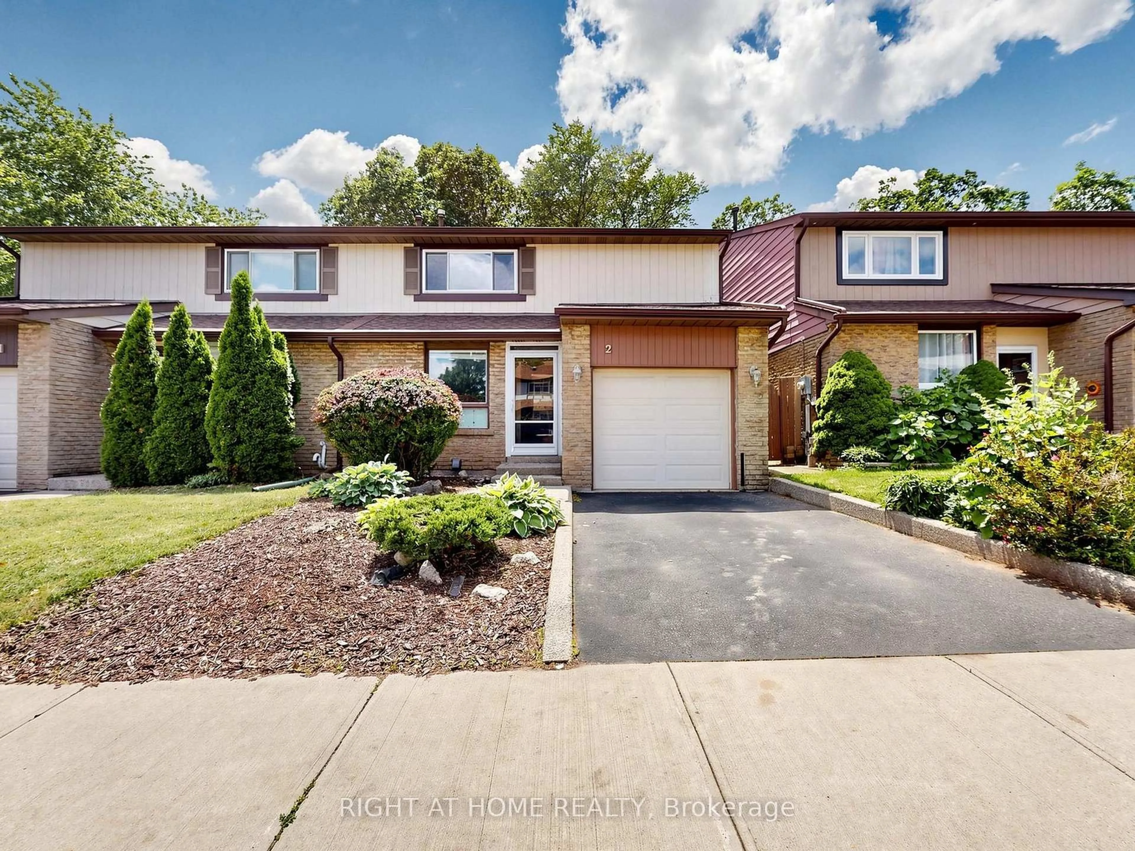 Home with brick exterior material, street for 1580 Lancaster Dr #2, Oakville Ontario L6H 2Z5