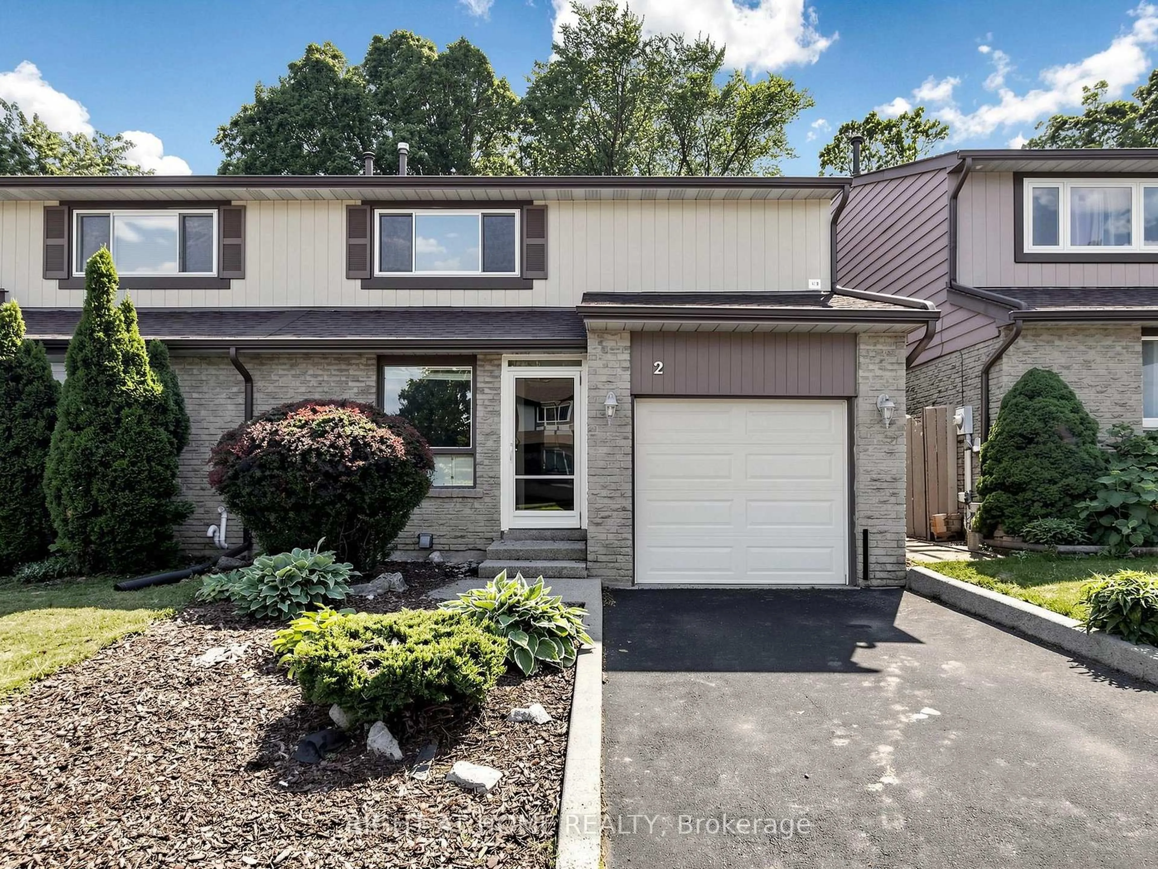 Home with vinyl exterior material, street for 1580 Lancaster Dr #2, Oakville Ontario L6H 2Z5
