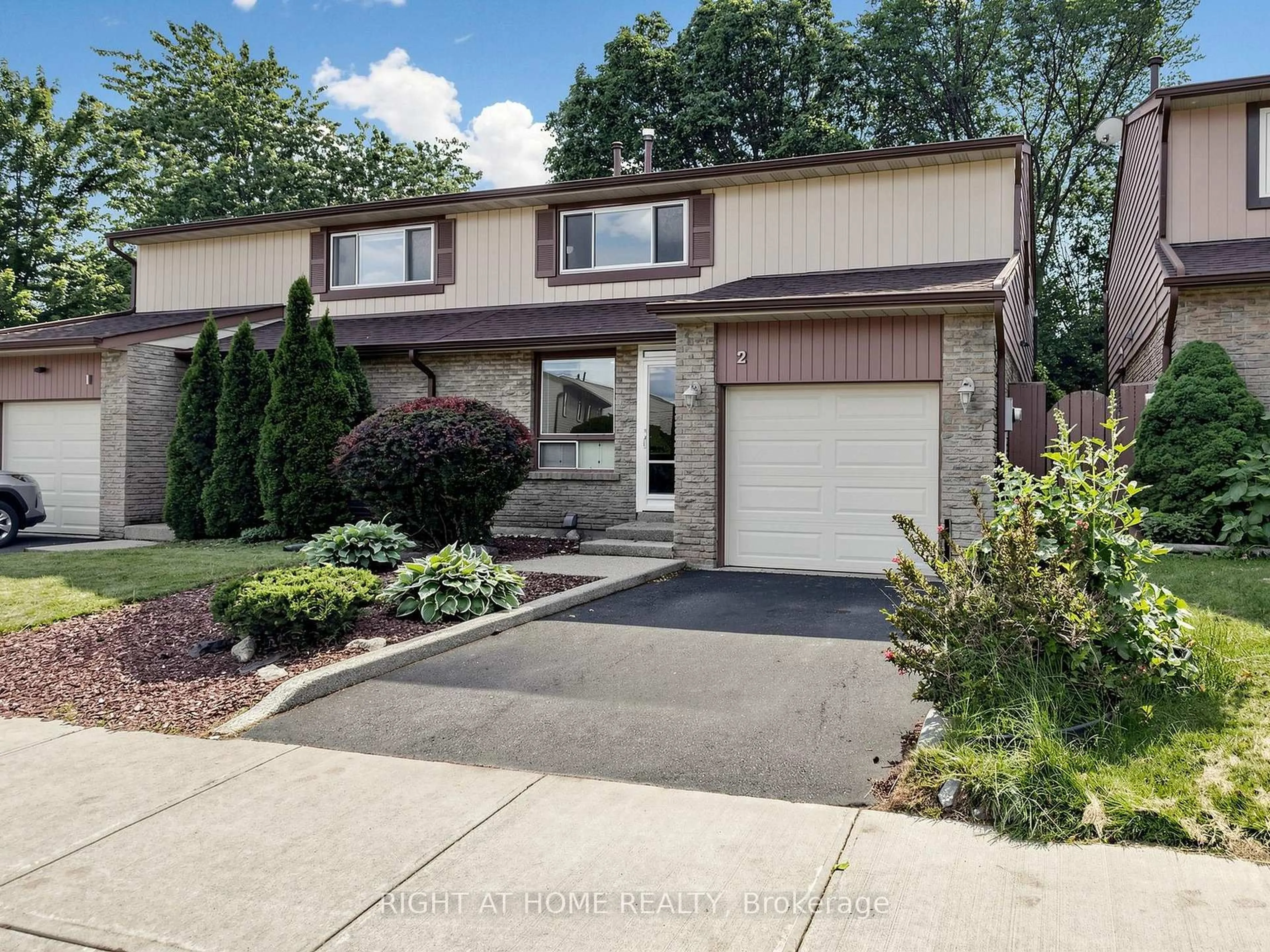 Home with vinyl exterior material, street for 1580 Lancaster Dr #2, Oakville Ontario L6H 2Z5