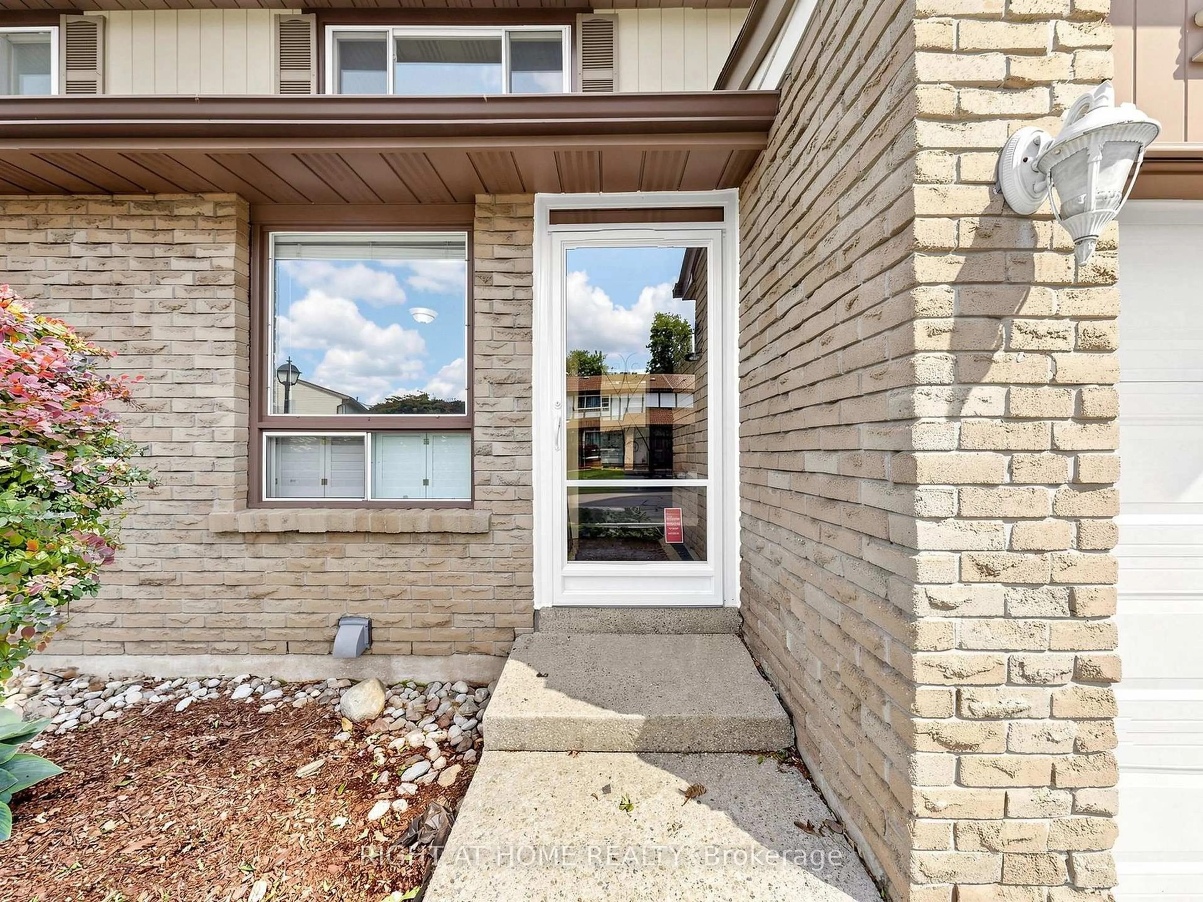 Unknown for 1580 Lancaster Dr #2, Oakville Ontario L6H 2Z5