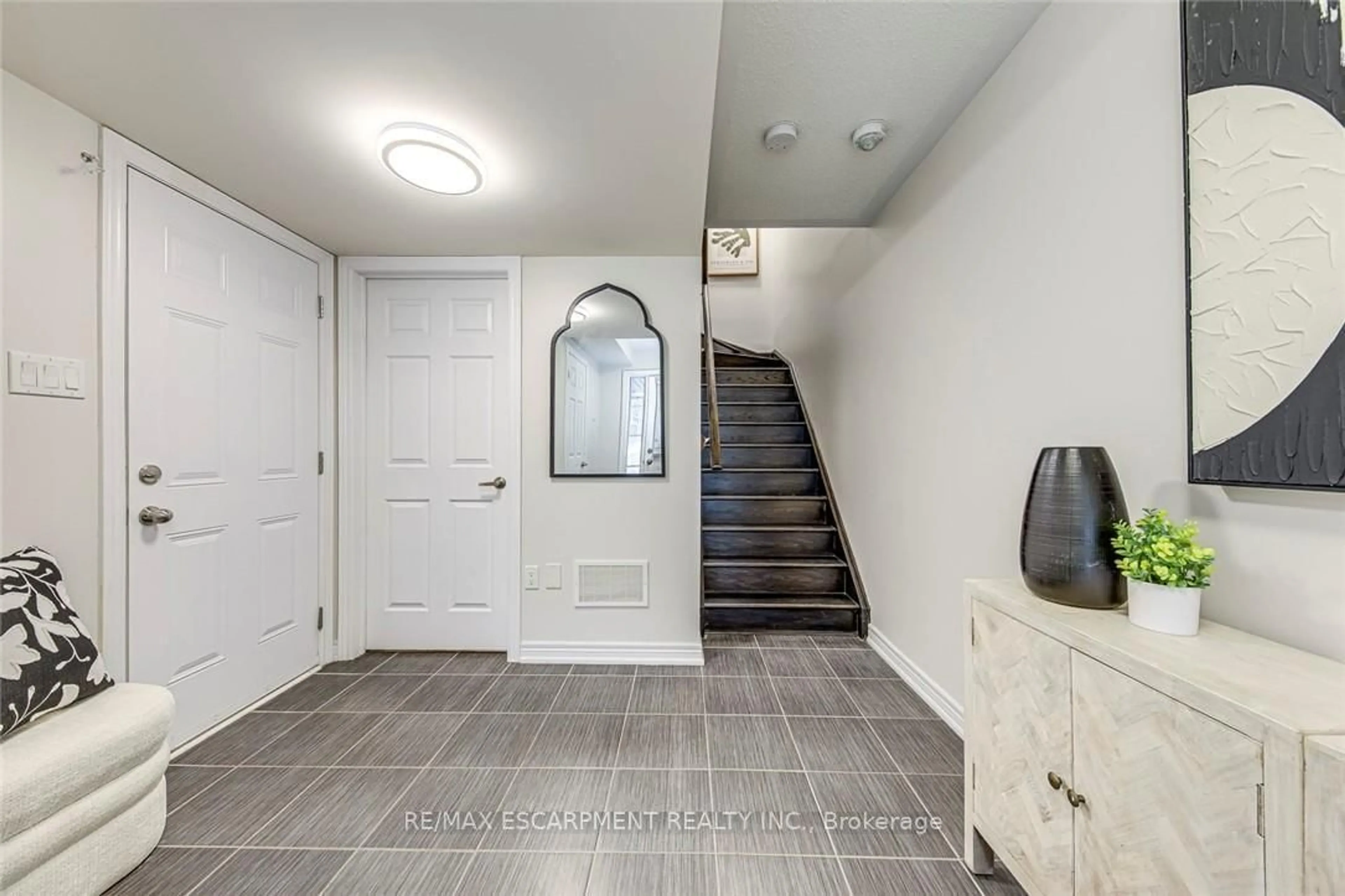Indoor entryway for 2435 Greenwich Dr #74, Oakville Ontario L6M 0S4