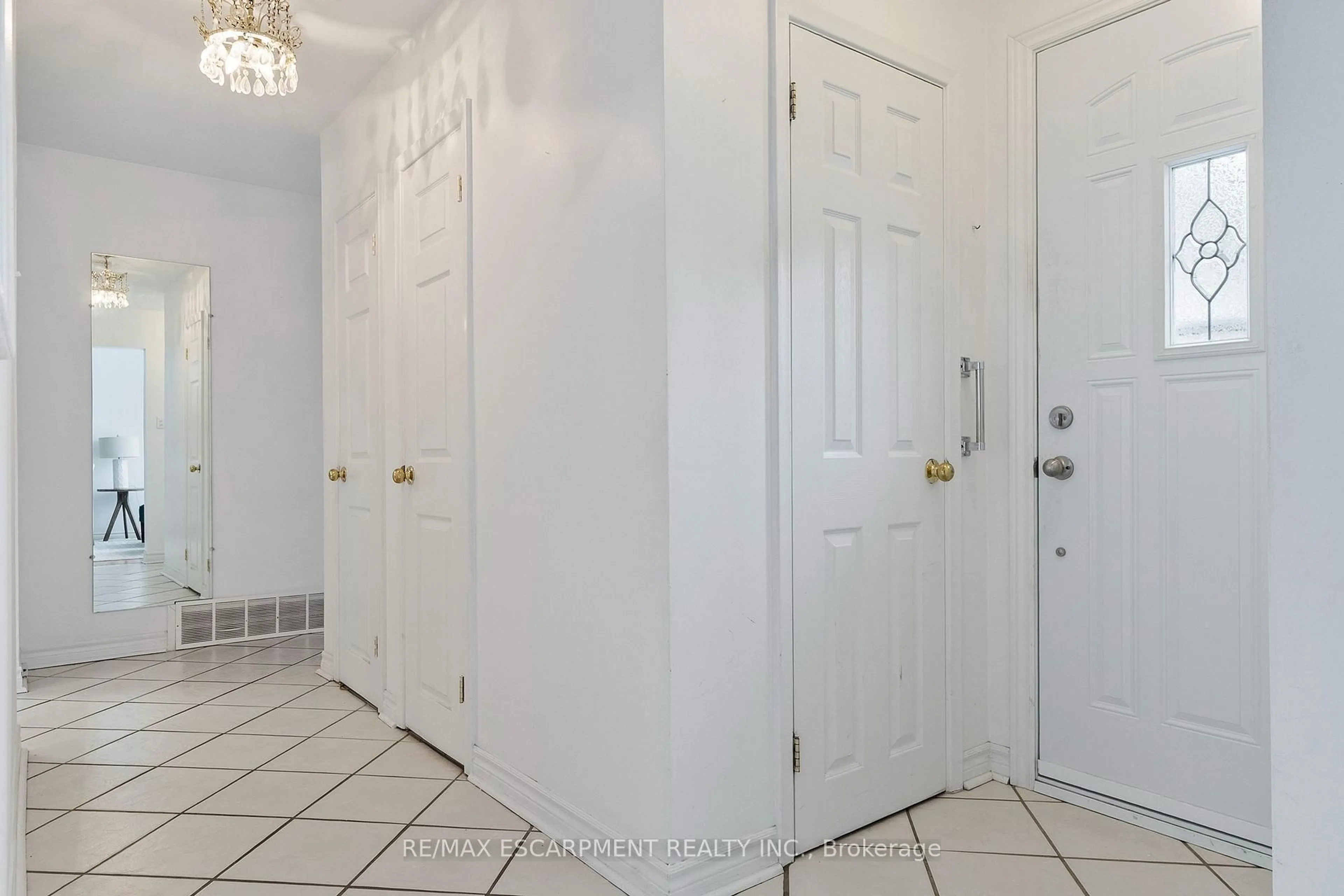 Indoor entryway for 1272 Kelly Rd, Mississauga Ontario L5J 3T9