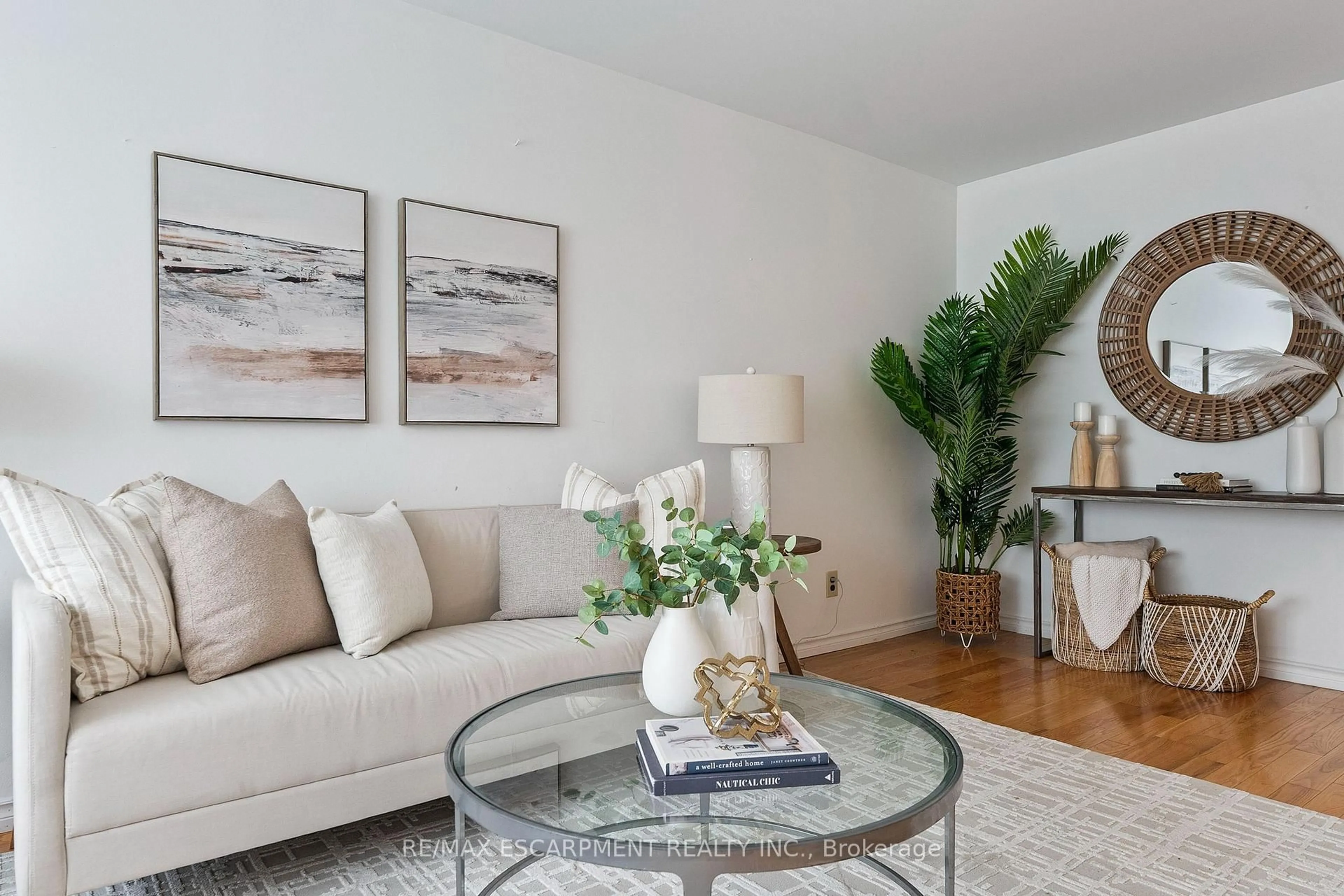 Living room with furniture, unknown for 1272 Kelly Rd, Mississauga Ontario L5J 3T9