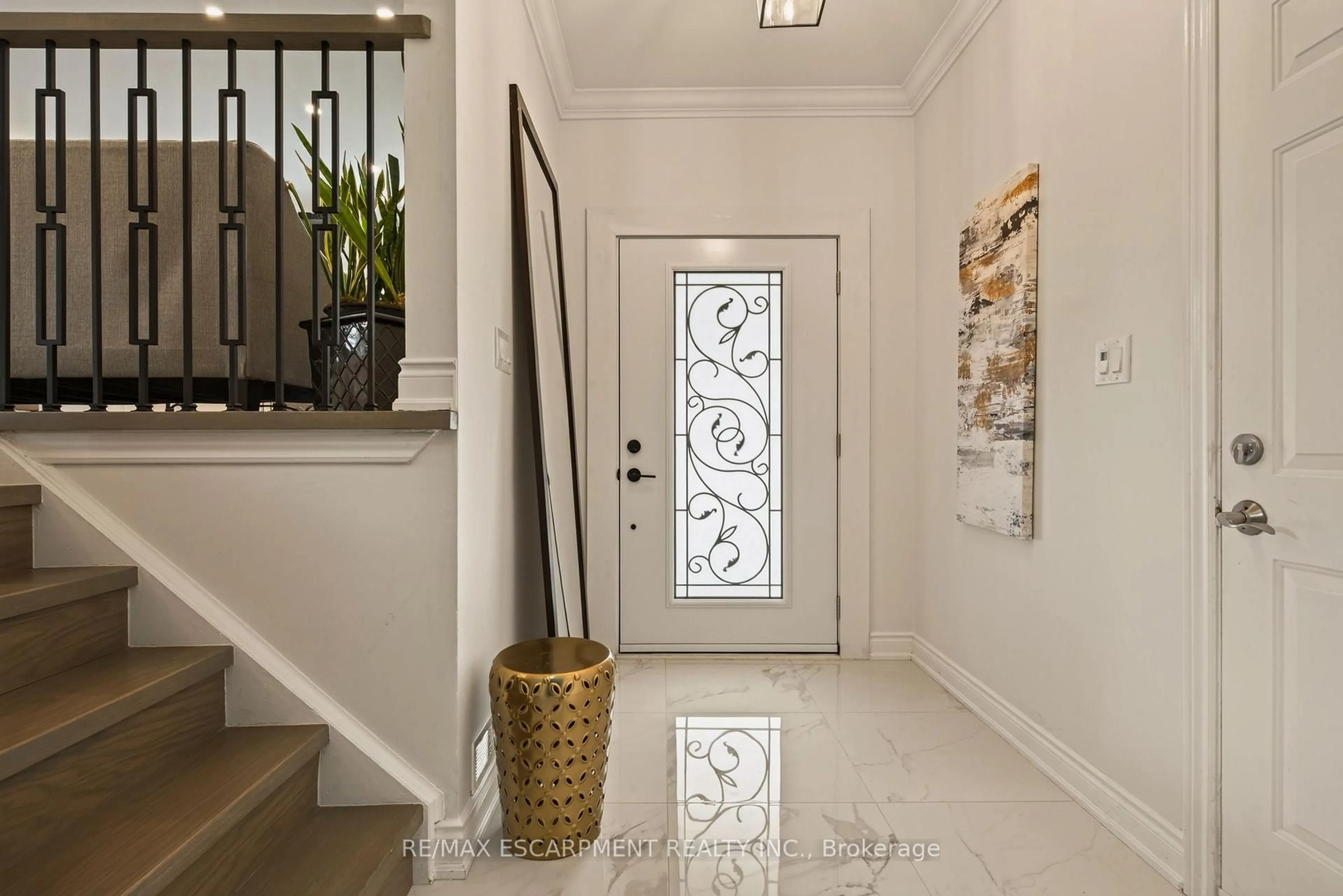 Indoor entryway for 9 FAIRVIEW Pl, Orangeville Ontario L9W 3B3